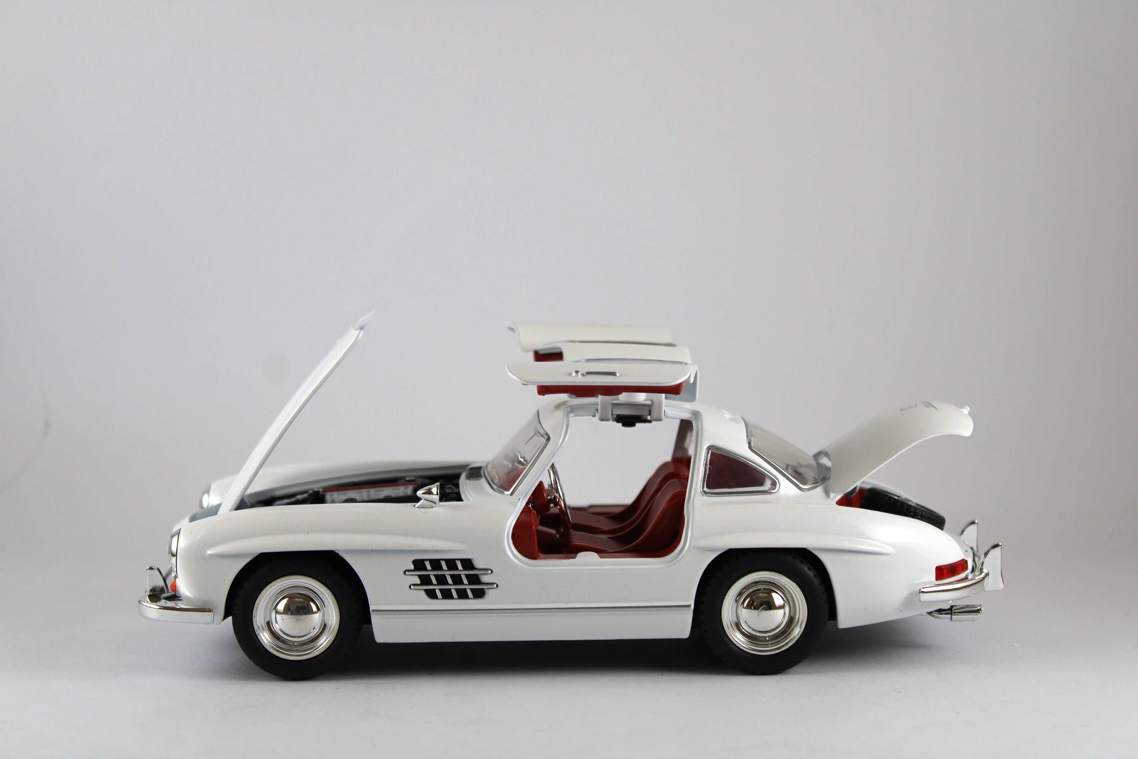 Mercedes-Benz 300SL 1:24 Die-Cast Model