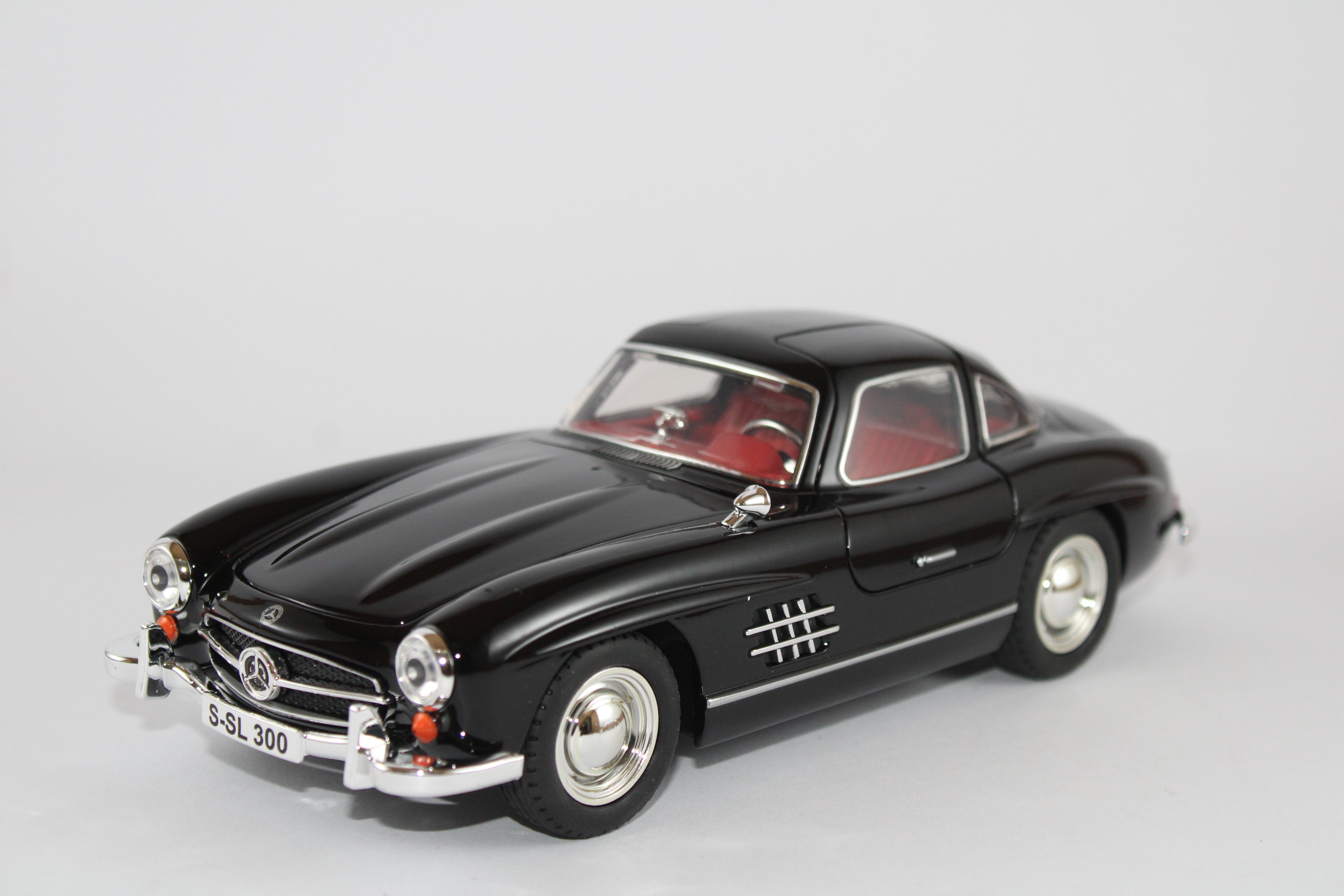 Mercedes-Benz 300SL 1:24 Die-Cast Model