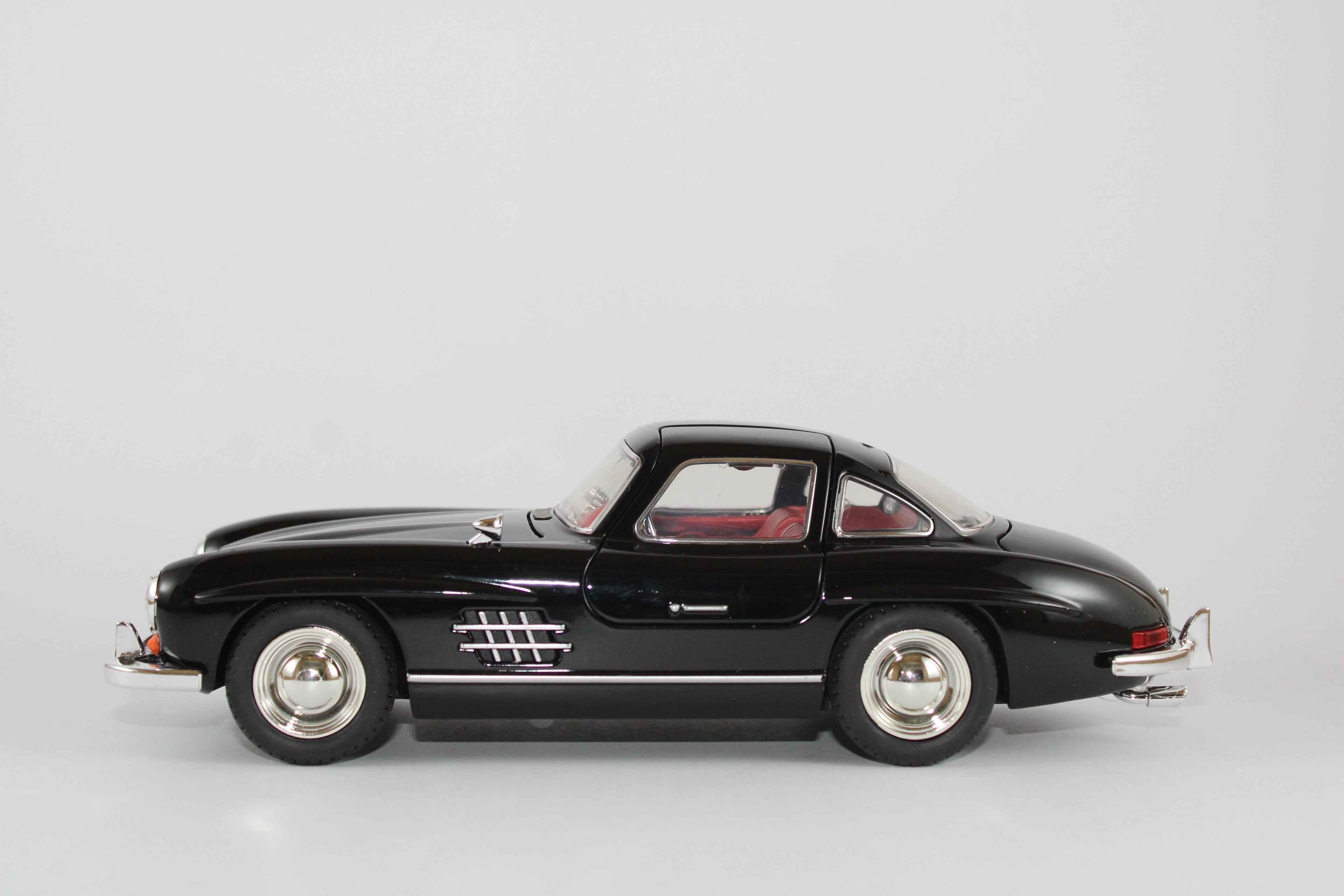 Mercedes-Benz 300SL 1:24 Die-Cast Model