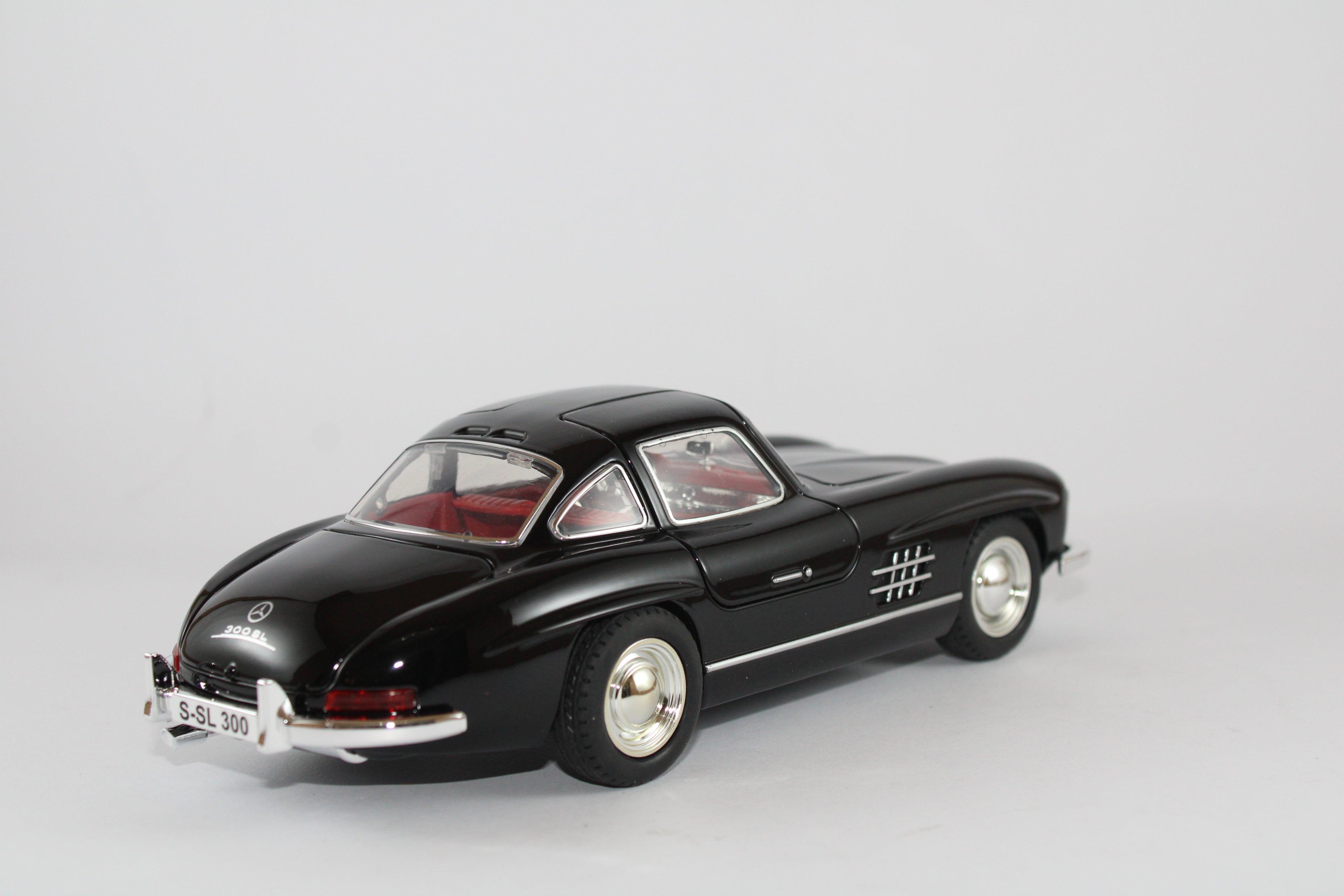 Mercedes-Benz 300SL 1:24 Die-Cast Model