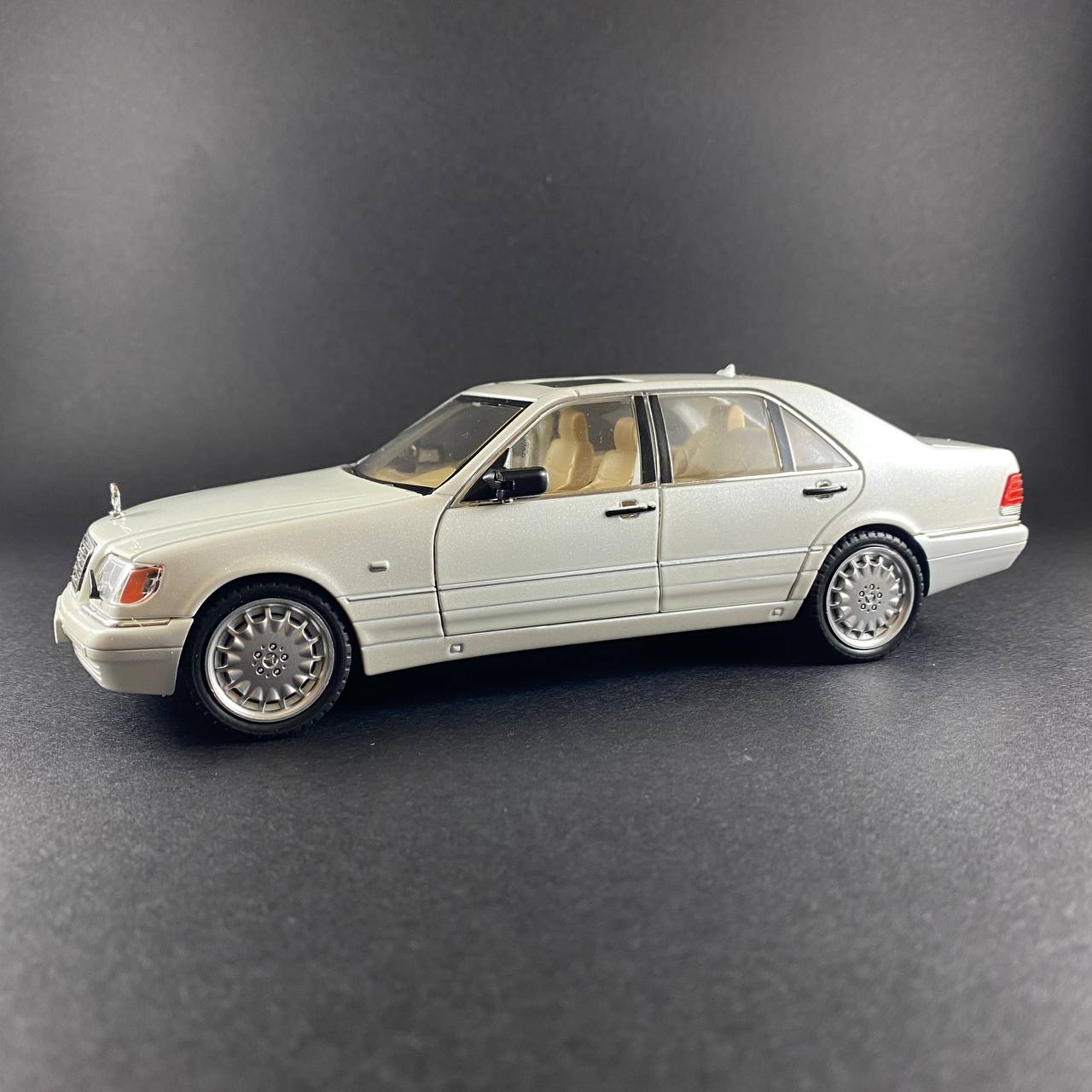 Mercedes-Benz S320 Classic Model Car – 1:24 Scale