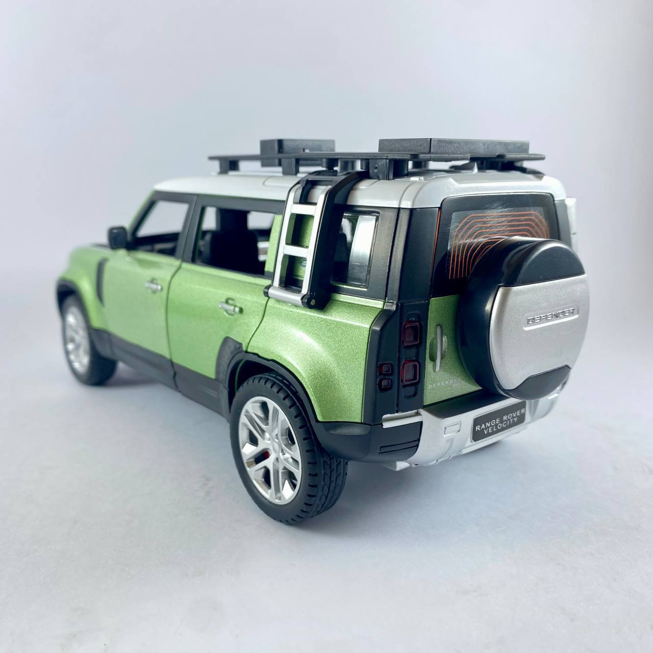 Land Rover Defender Die-cast Model Car – 1:24 Scale