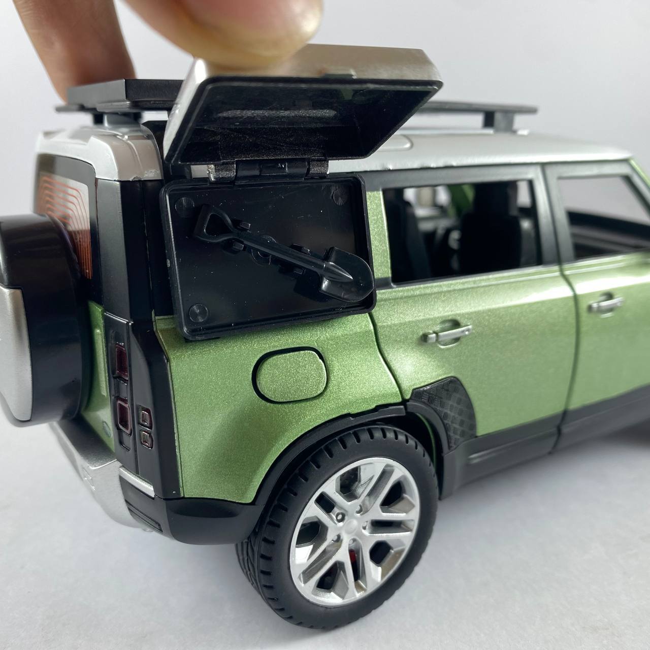 Land Rover Defender Die-cast Model Car – 1:24 Scale