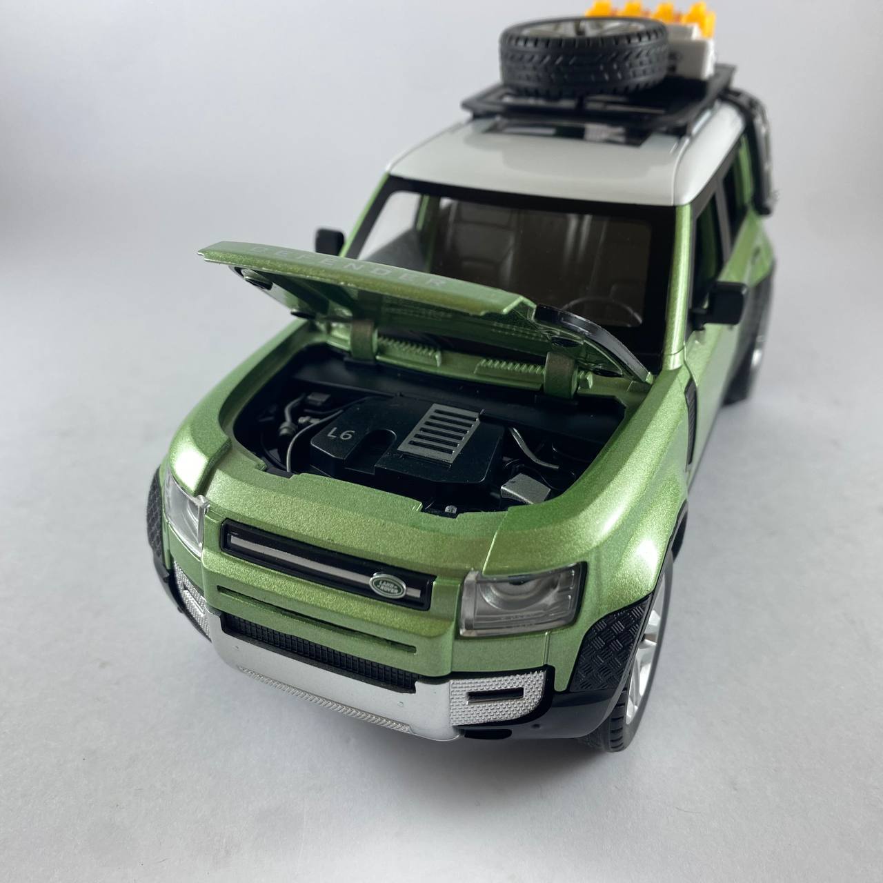 Land Rover Defender Die-cast Model Car – 1:24 Scale