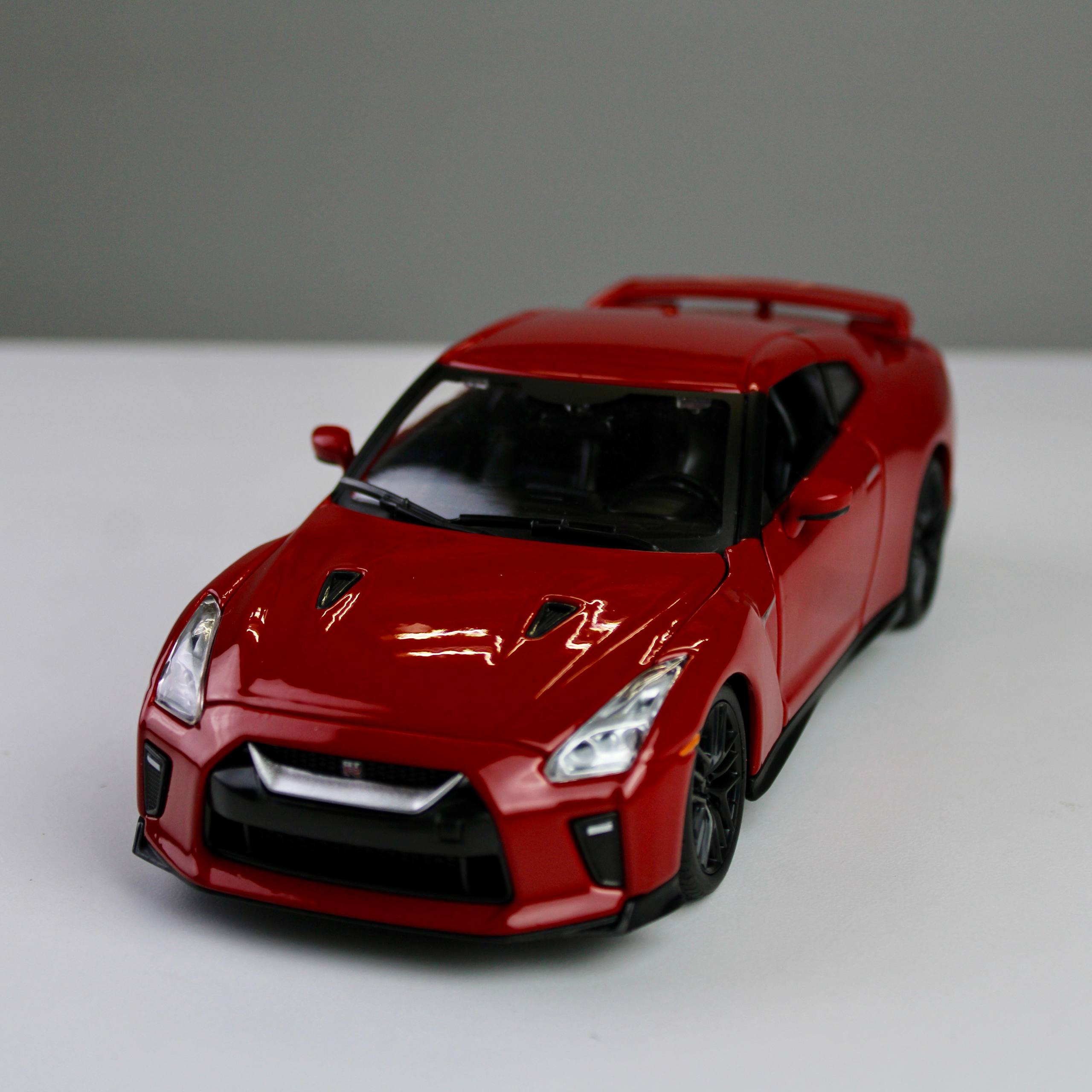 Bburago Nissan GT-R 2017 1:24 Die-Cast Model Car – AS Toys Shop