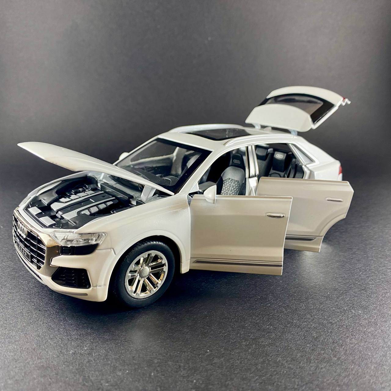 Audi Q8 1:24 Scale Die-Cast Model Car