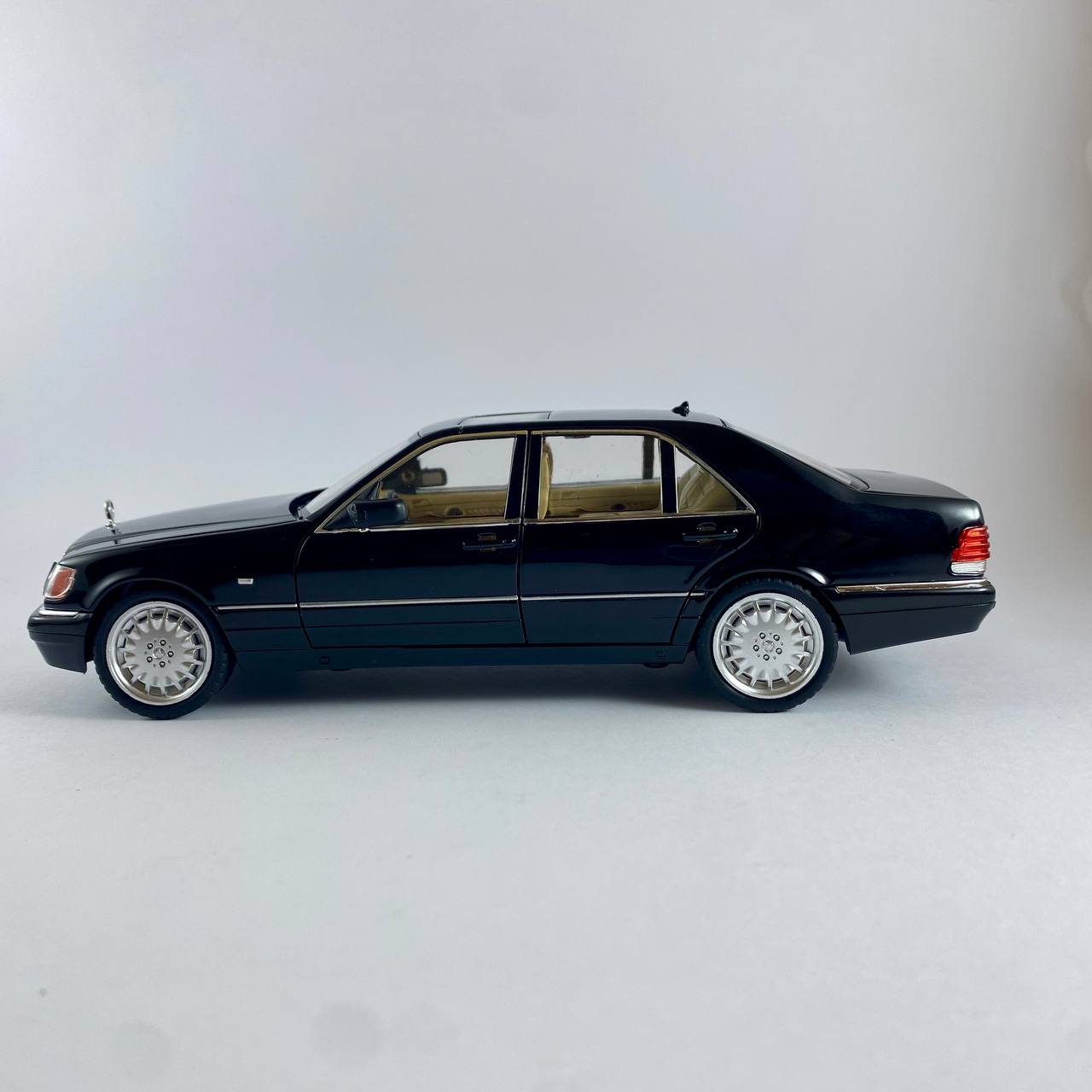 Mercedes-Benz S320 Classic Model Car – 1:24 Scale