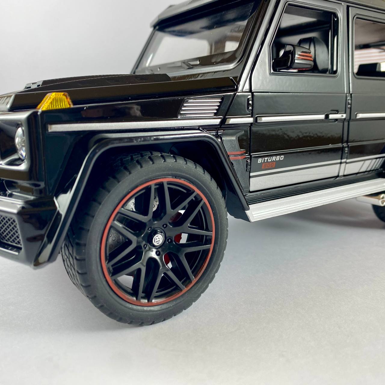 Mercedes-Benz BRABUS G800 1:18 Scale Die-Cast Model Car