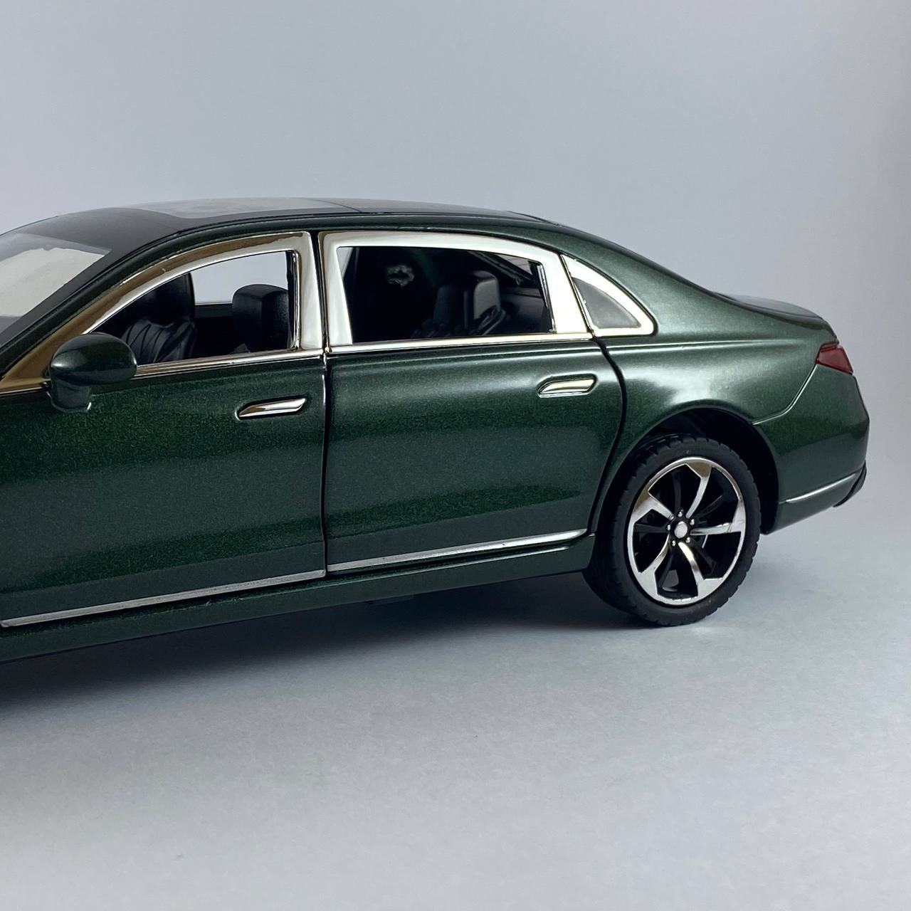 Mercedes-Benz S-Class 1:24 Scale Die-Cast Model Car