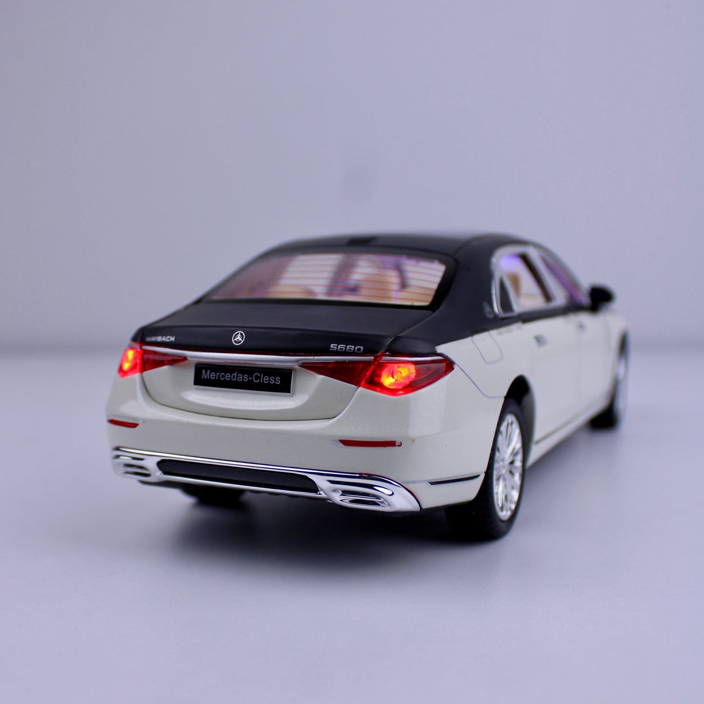 نموذج سيارة مرسيدس مايباخ 5680 المصبوبة – سيارة فاخرة (بمقياس 1:24)