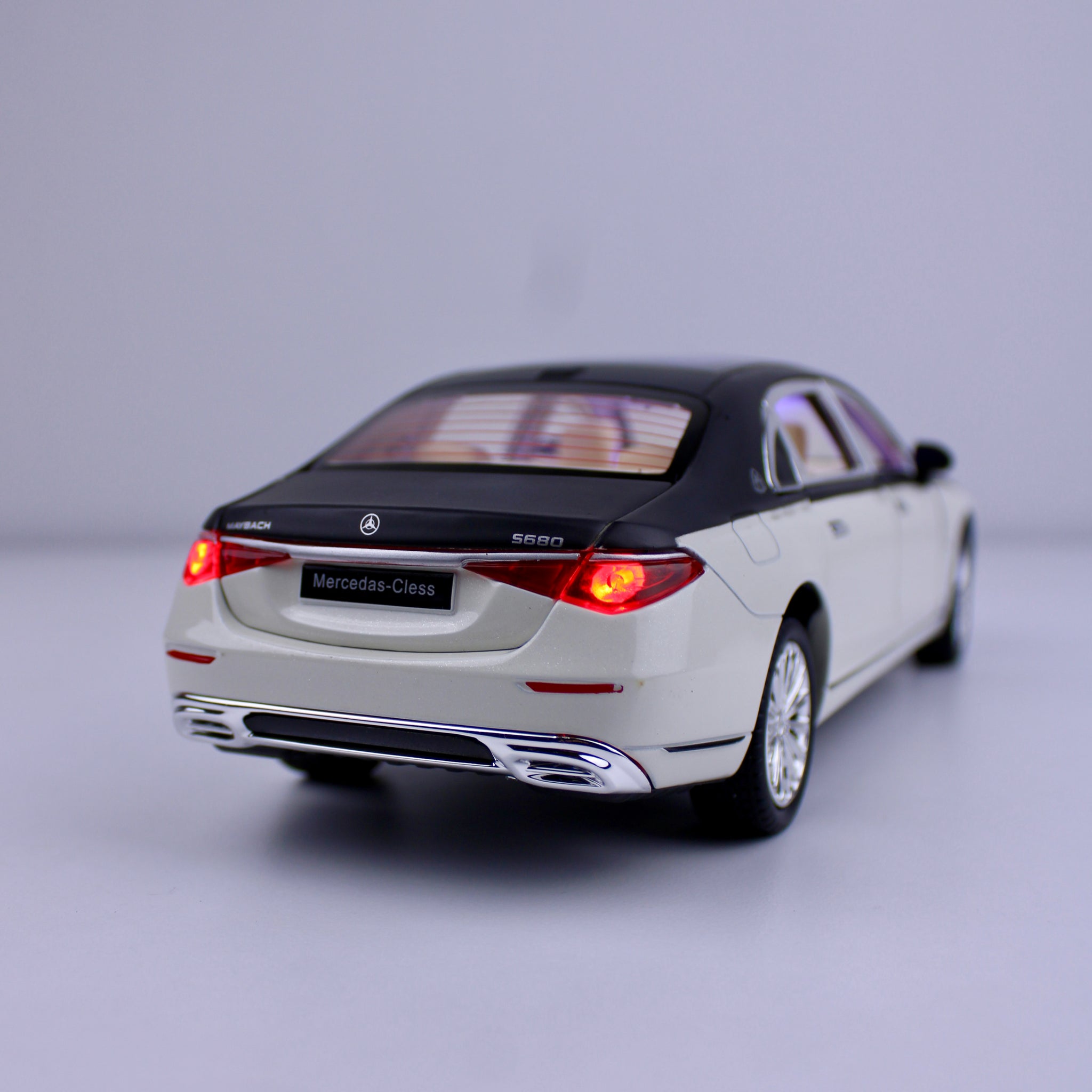 نموذج سيارة مرسيدس مايباخ 5680 المصبوبة – سيارة فاخرة (بمقياس 1:24)