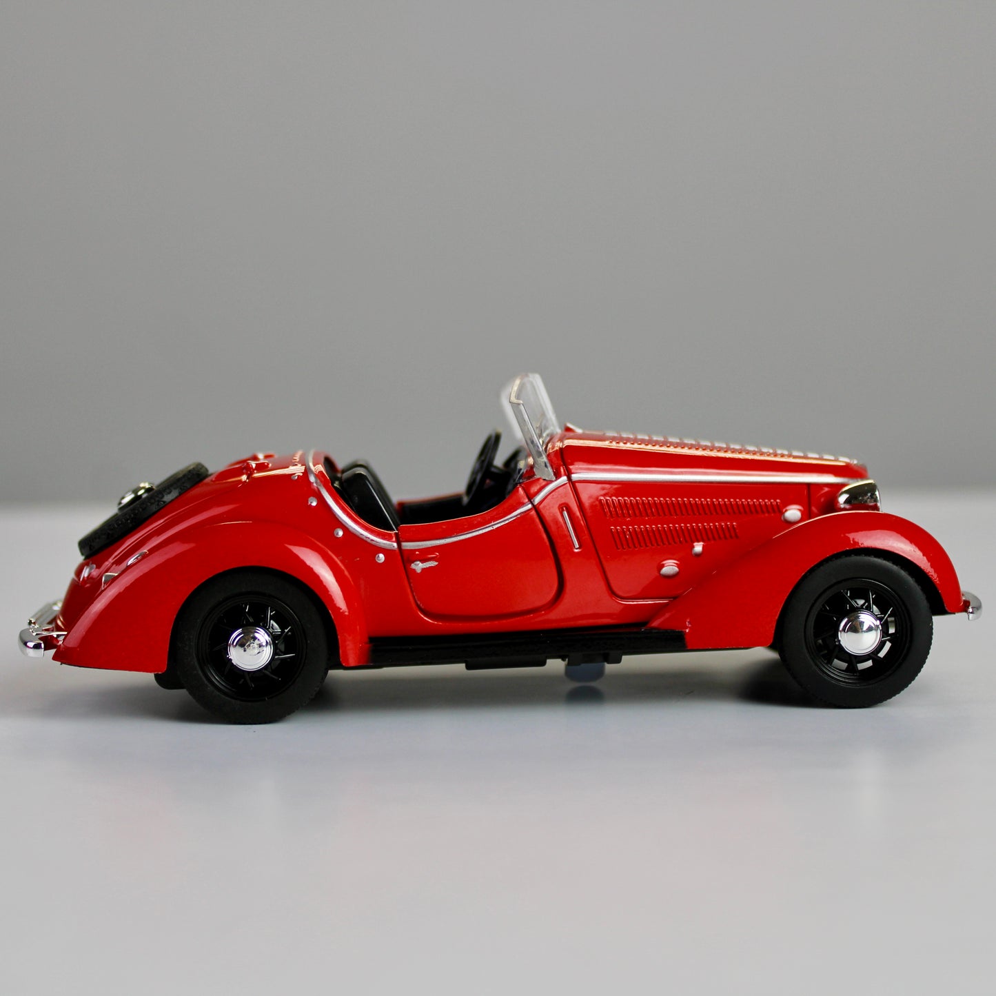 Audi Rover W25K Roadster Diecast Model – Classic Car (1:32)