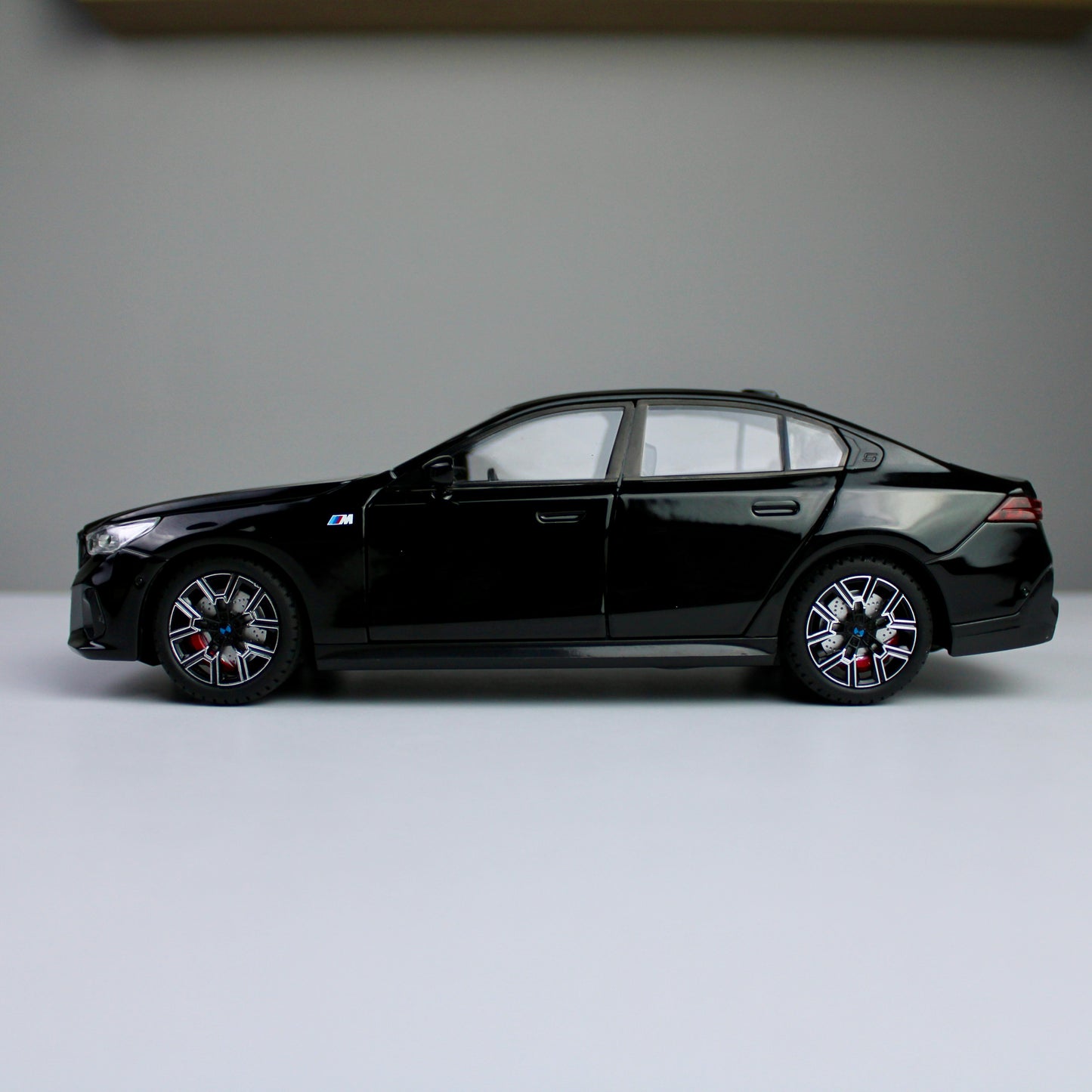 BMW i5 M60 1:24 Die-Cast Model Car