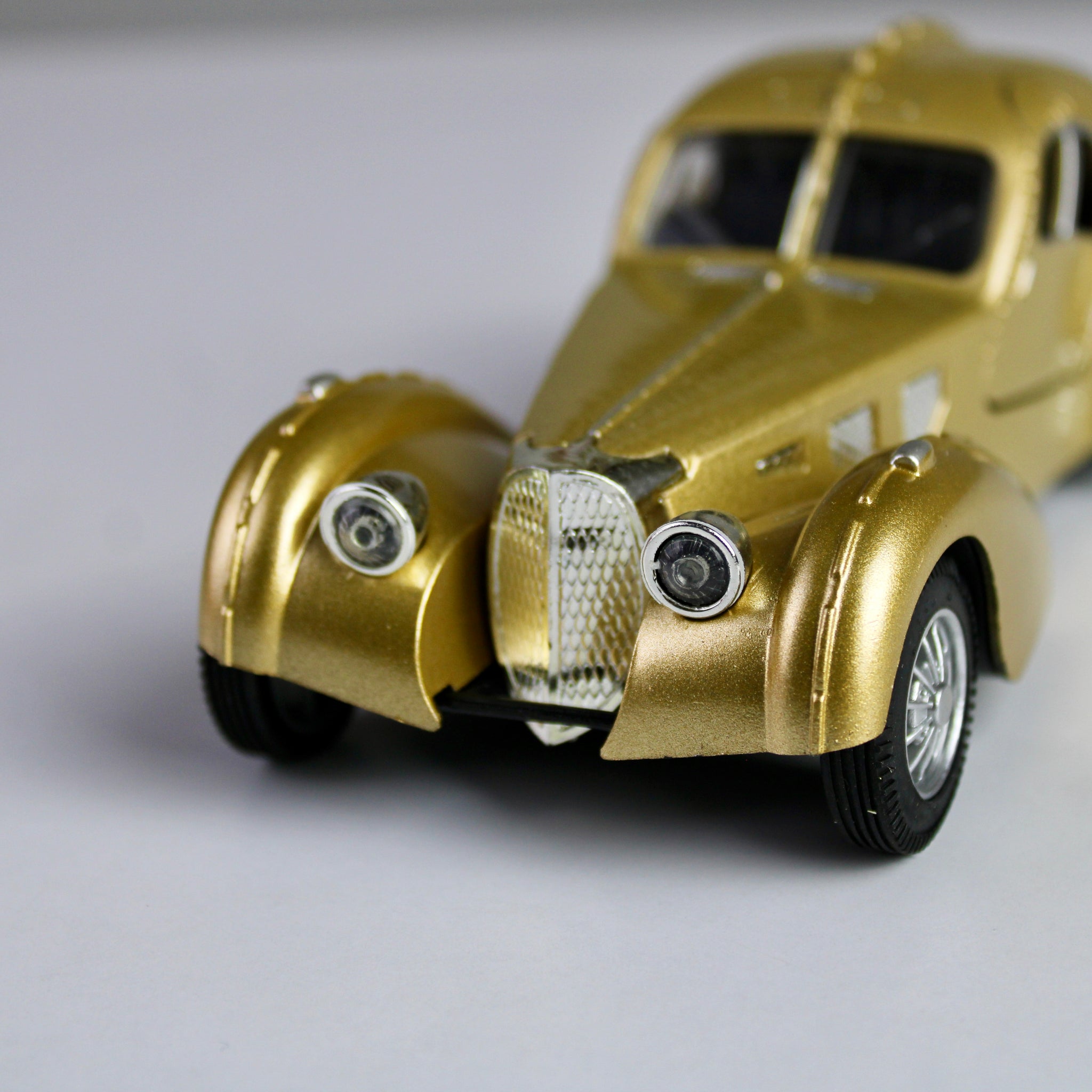 مجسم Bugatti 1936 – سيارة كلاسيكية بمقياس 1:28