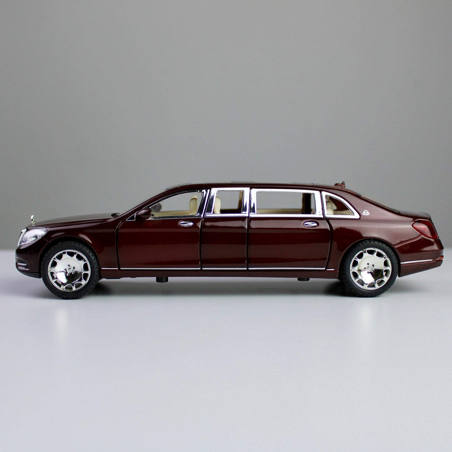 Mercedes-Benz Maybach S600 Die-Cast Model Car – 1:24 Scale