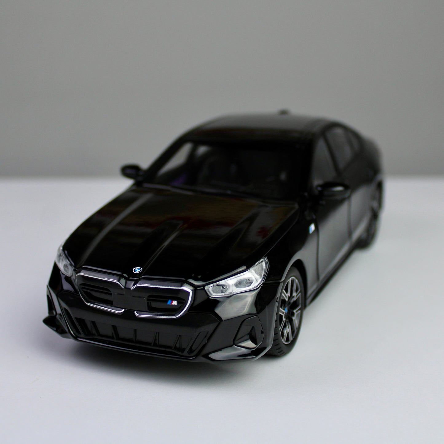 BMW i5 M60 1:24 Die-Cast Model Car