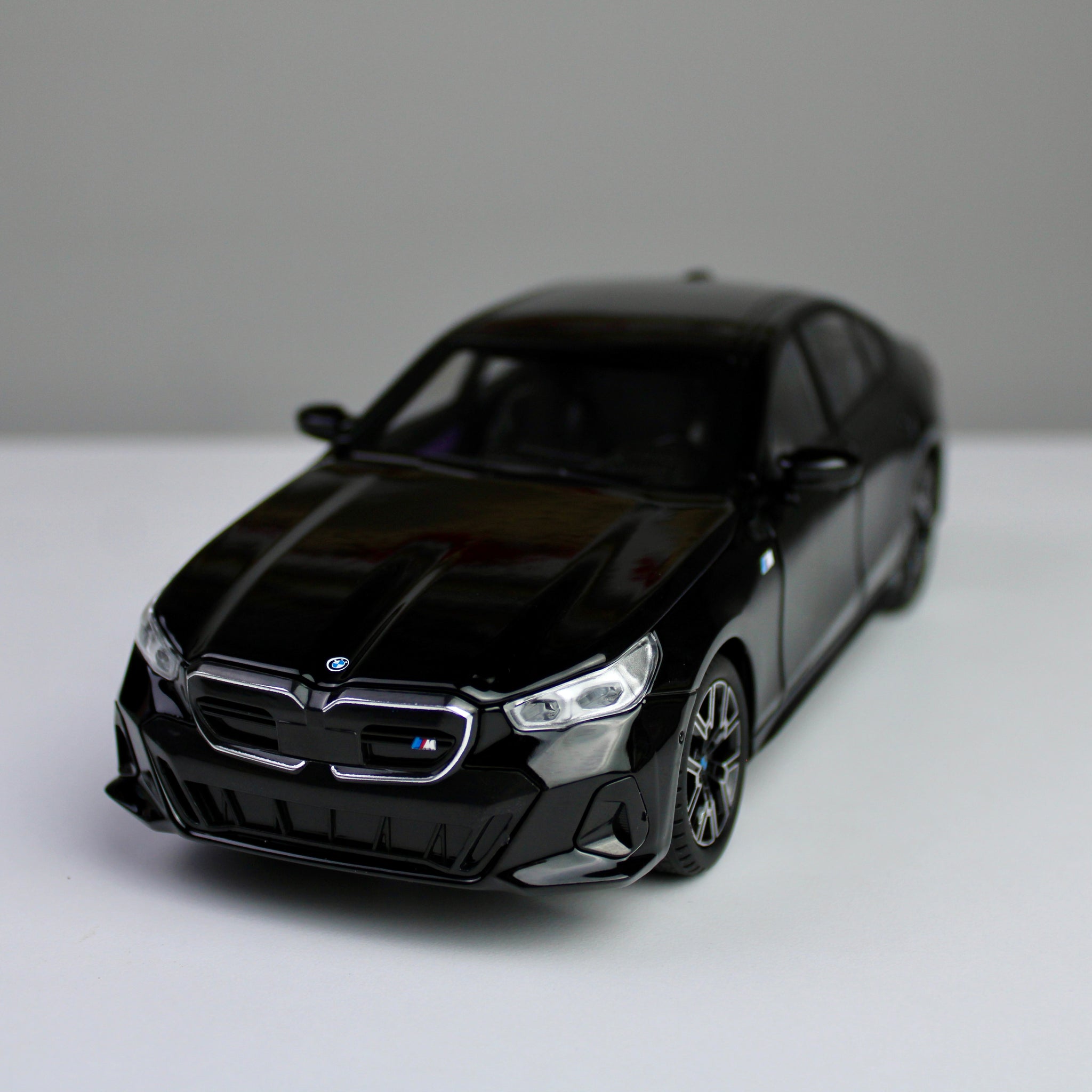 BMW i5 M60 1:24 Die-Cast Model Car