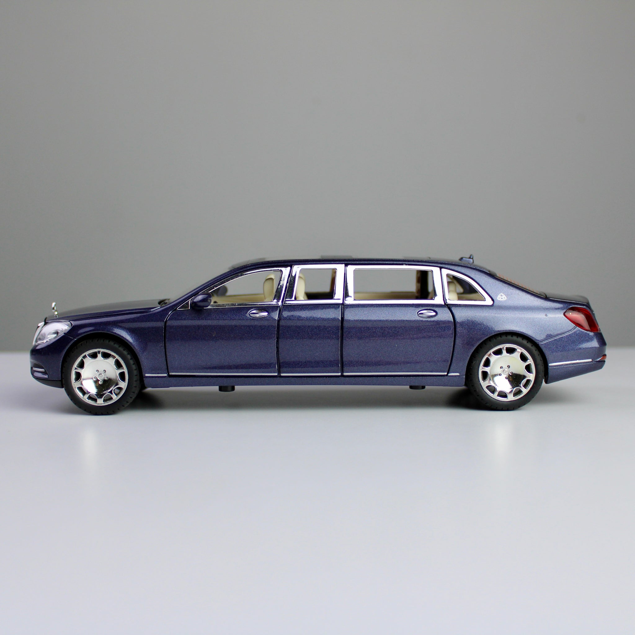 Mercedes-Benz Maybach S600 Die-Cast Model Car – 1:24 Scale