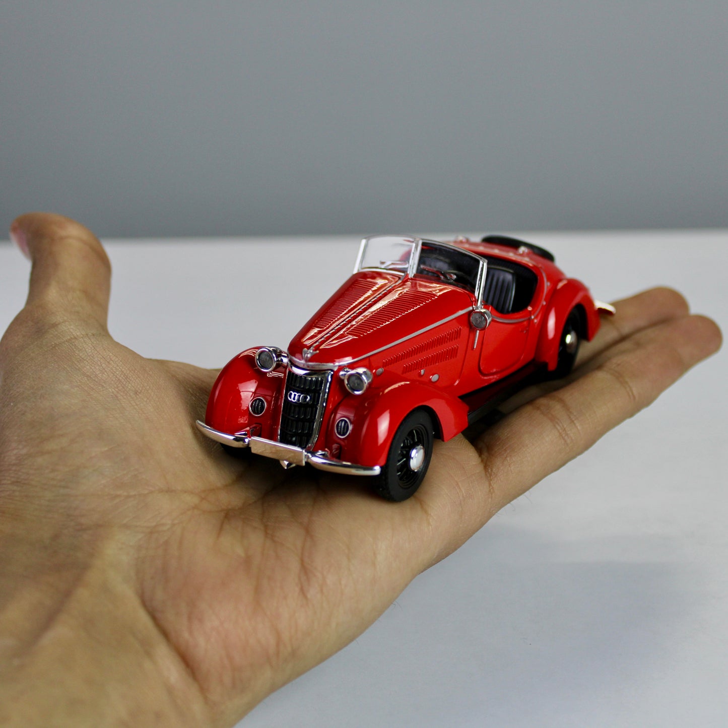 Audi Rover W25K Roadster Diecast Model – Classic Car (1:32)