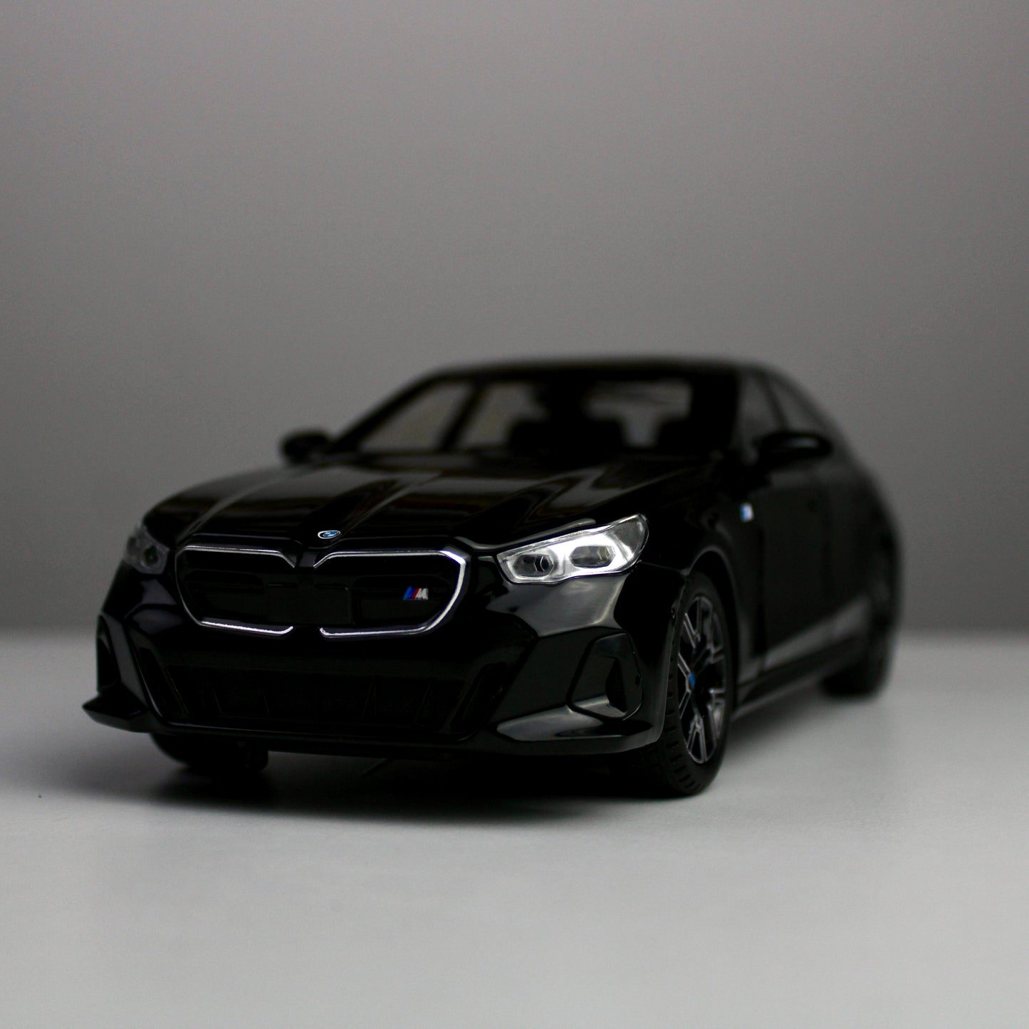 BMW i5 M60 1:24 Die-Cast Model Car
