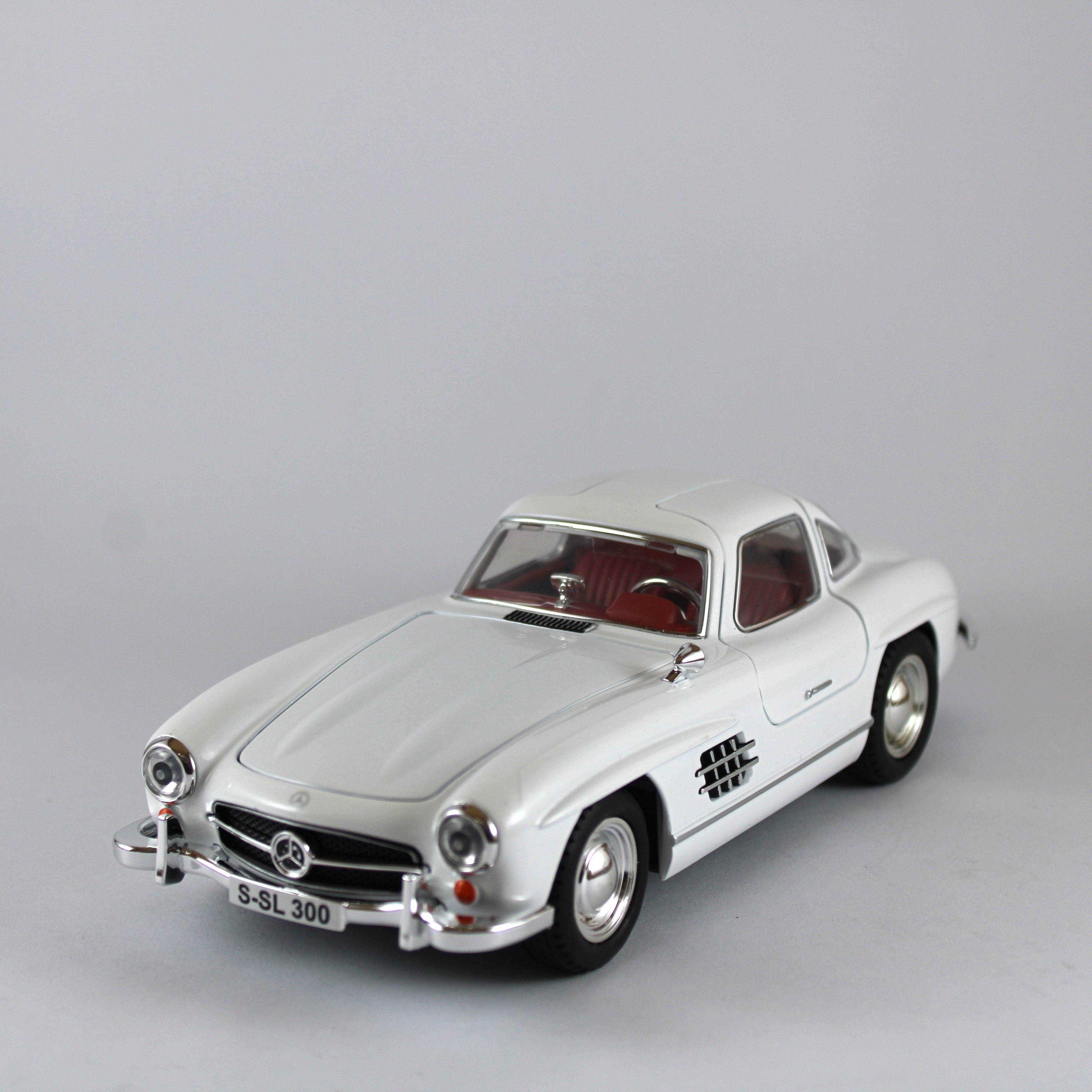 Mercedes-Benz 300SL 1:24 Die-Cast Model
