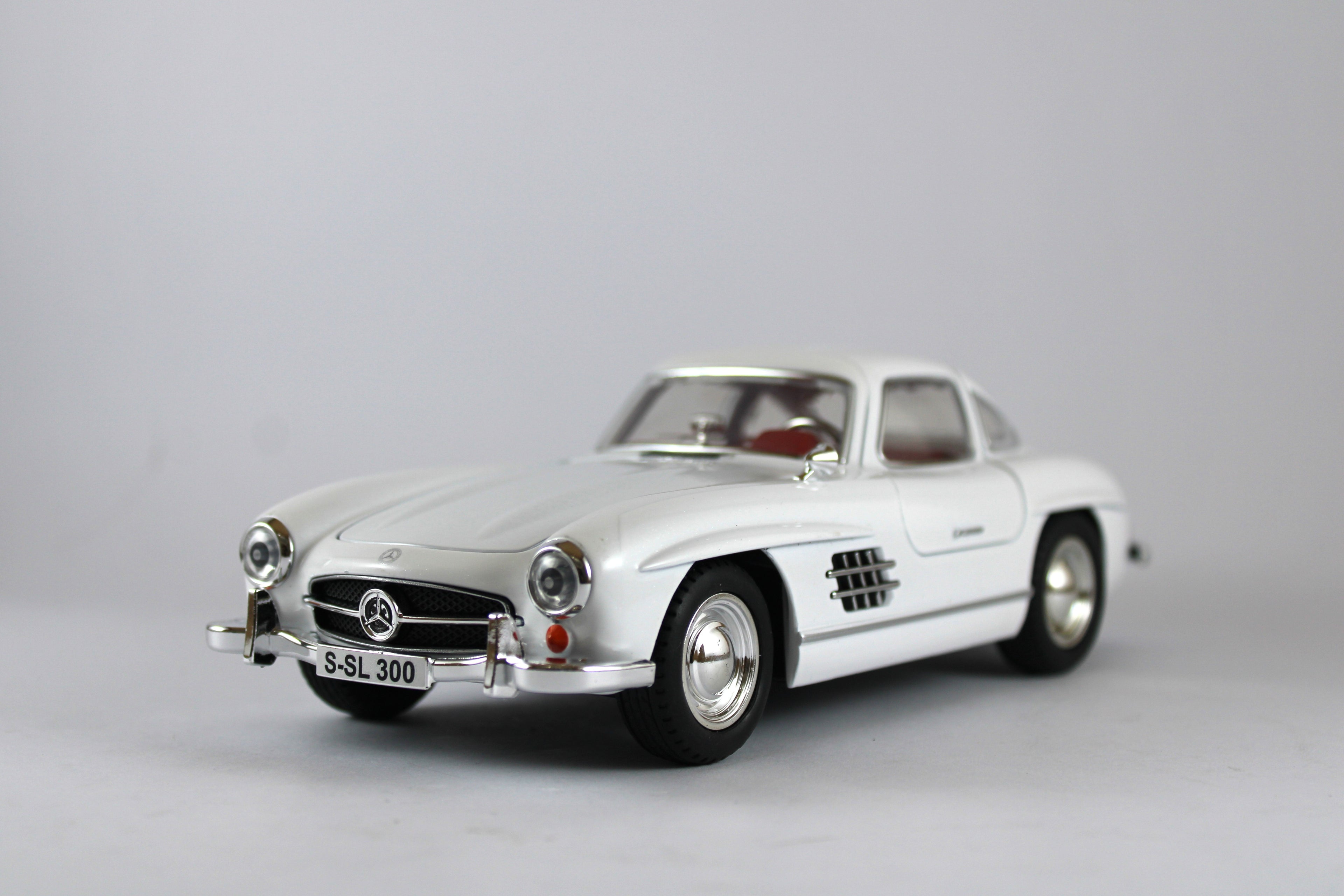 Mercedes-Benz 300SL 1:24 Die-Cast Model