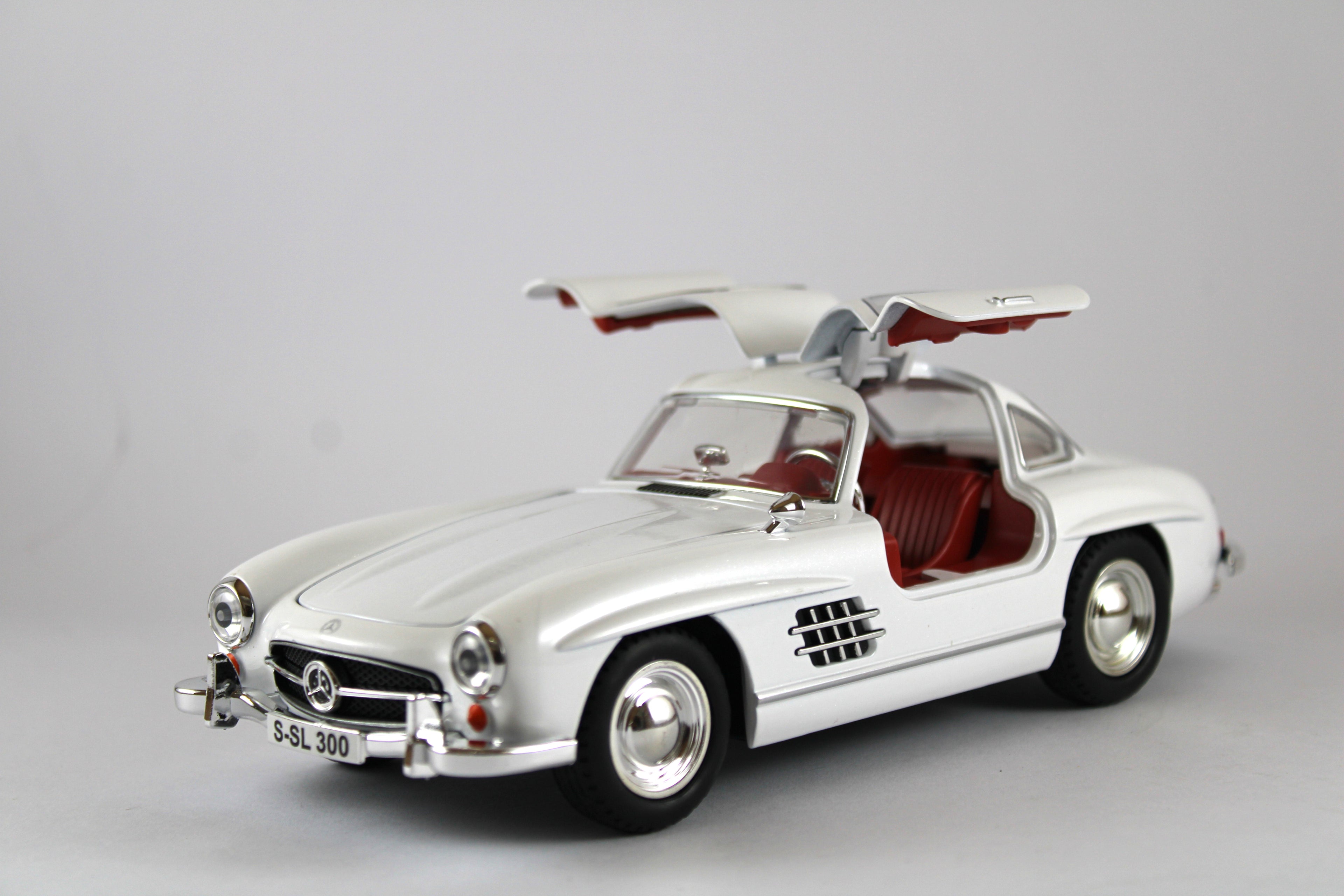 Mercedes-Benz 300SL 1:24 Die-Cast Model