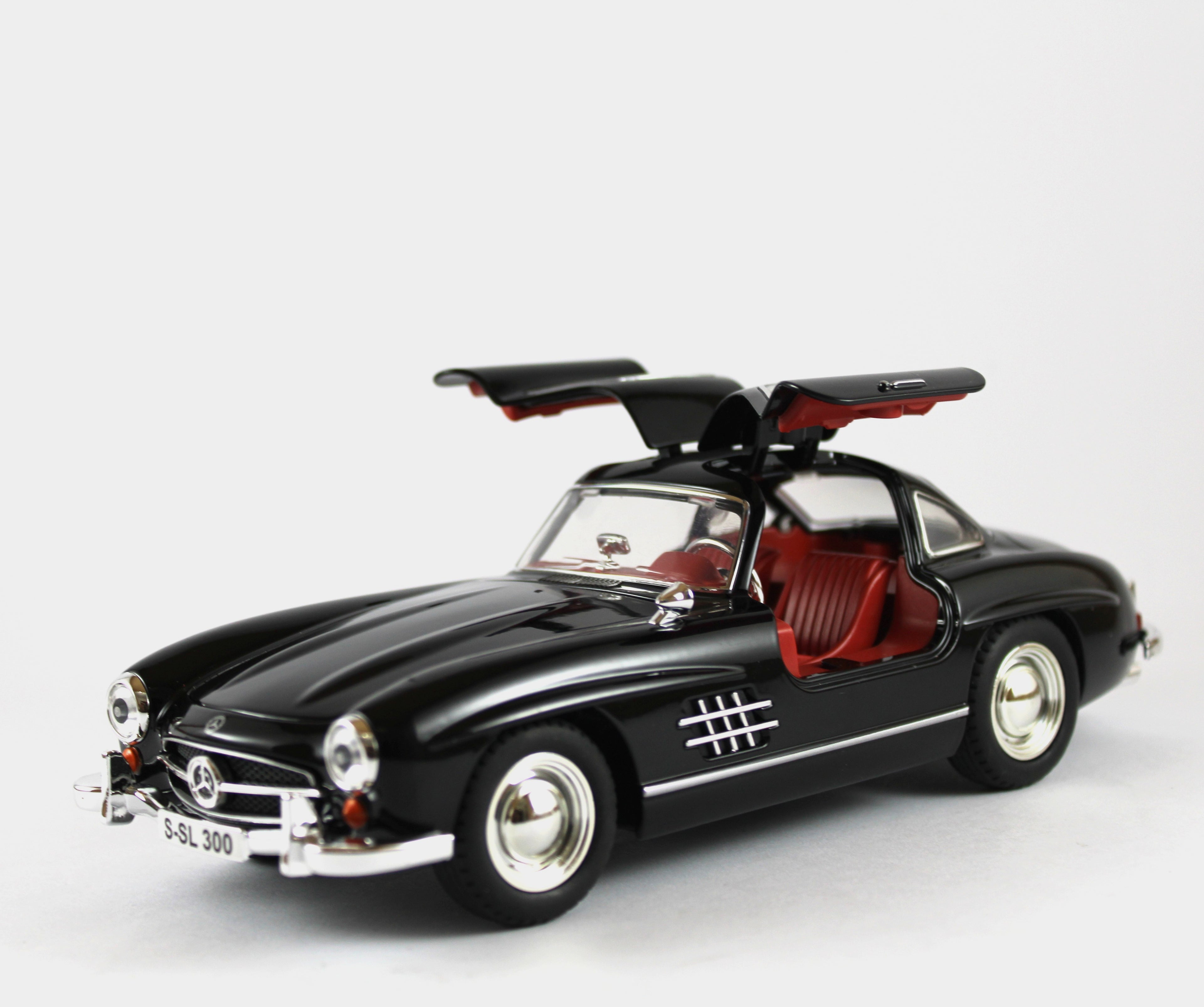 Mercedes-Benz 300SL 1:24 Die-Cast Model