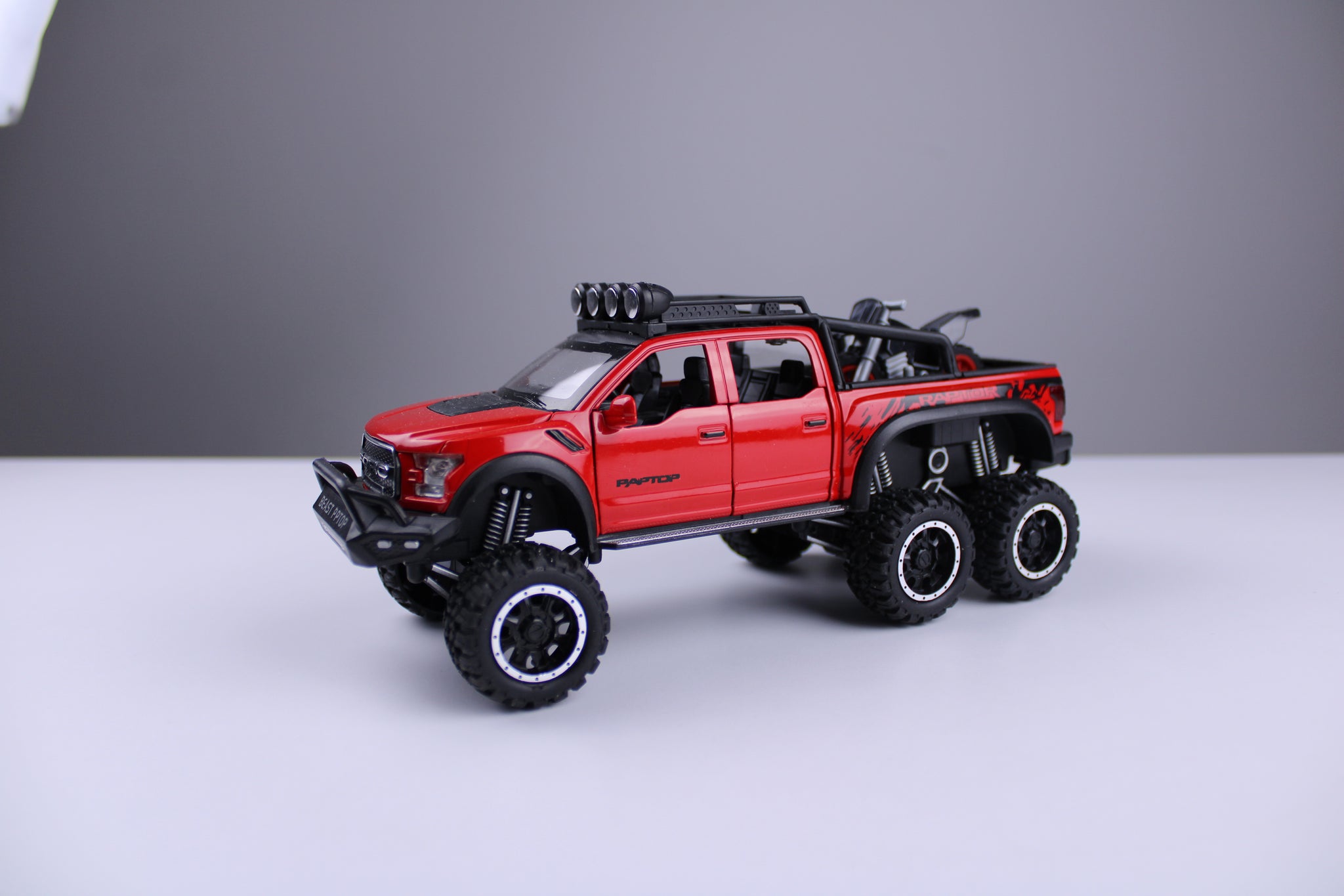 سيارة فورد رابتر المعدنية بمقياس 1:28 مع موتوسيكل