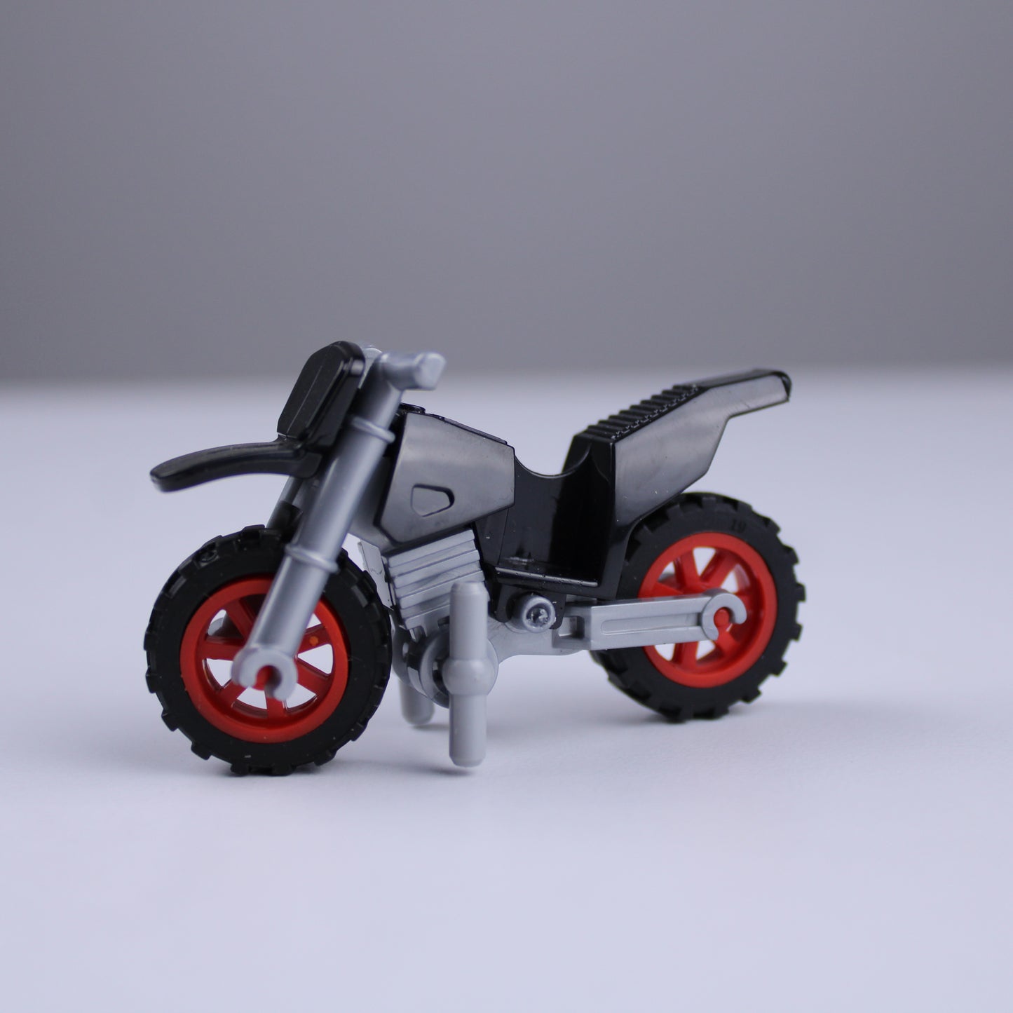 سيارة فورد رابتر المعدنية بمقياس 1:28 مع موتوسيكل