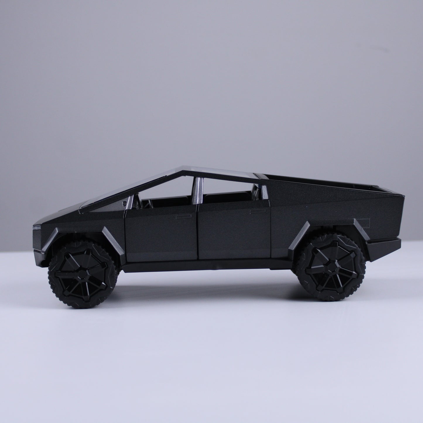 نموذج مصغر لشاحنة تسلا سايبر بمقياس 1:24