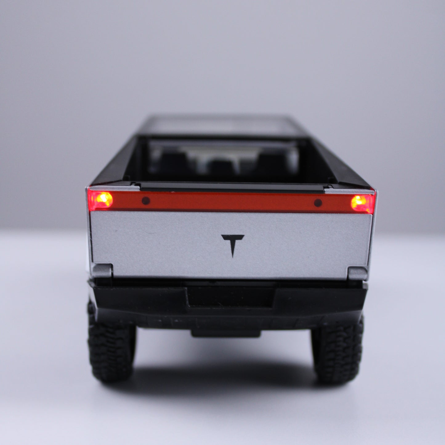 نموذج مصغر لشاحنة تسلا سايبر بمقياس 1:24