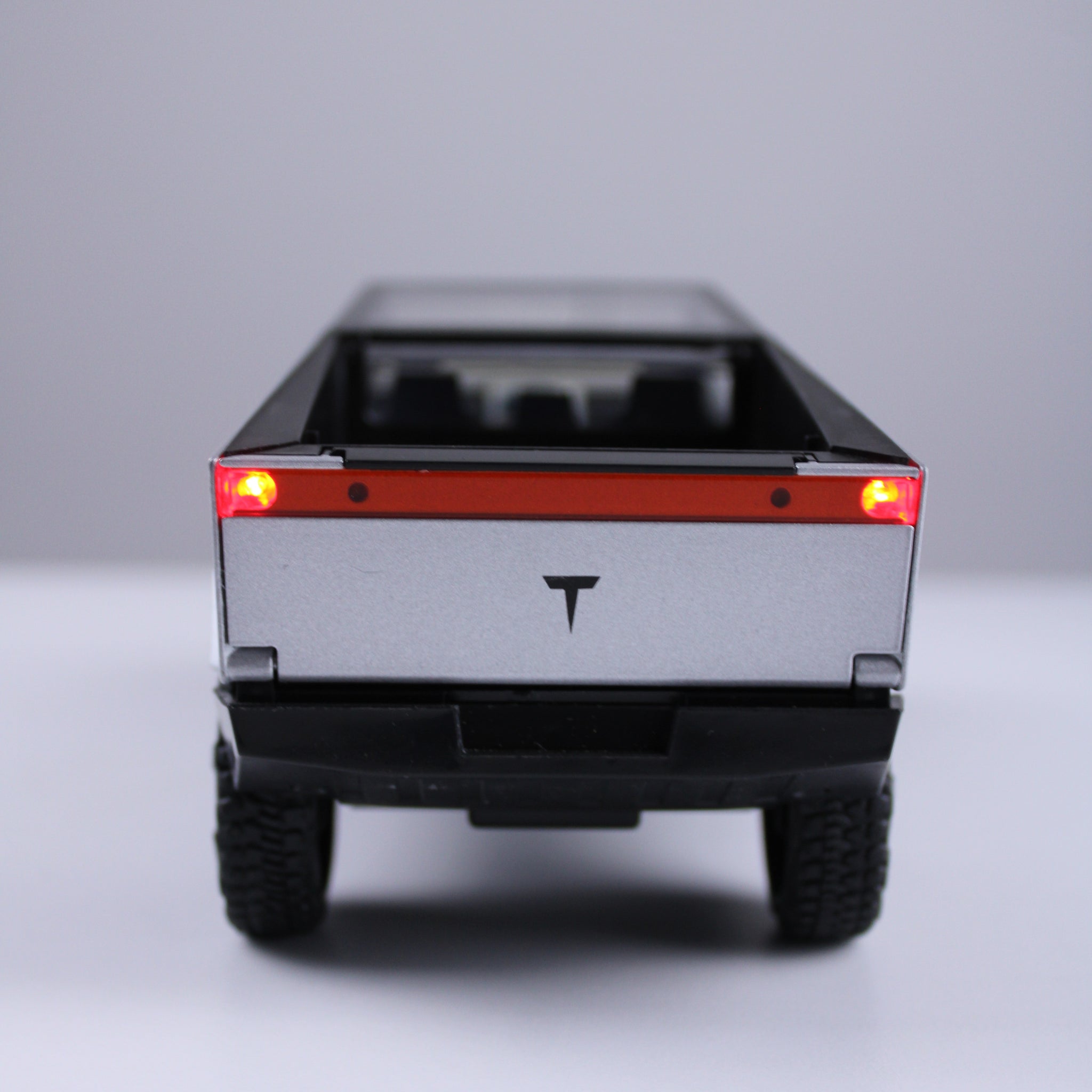نموذج مصغر لشاحنة تسلا سايبر بمقياس 1:24