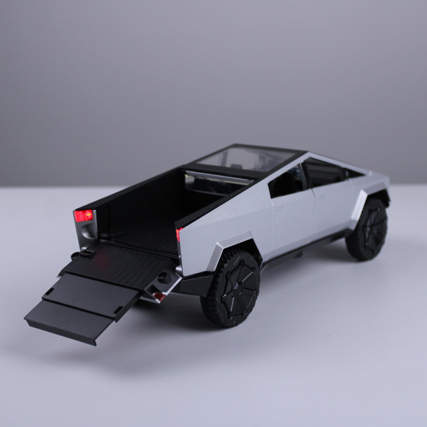 نموذج مصغر لشاحنة تسلا سايبر بمقياس 1:24