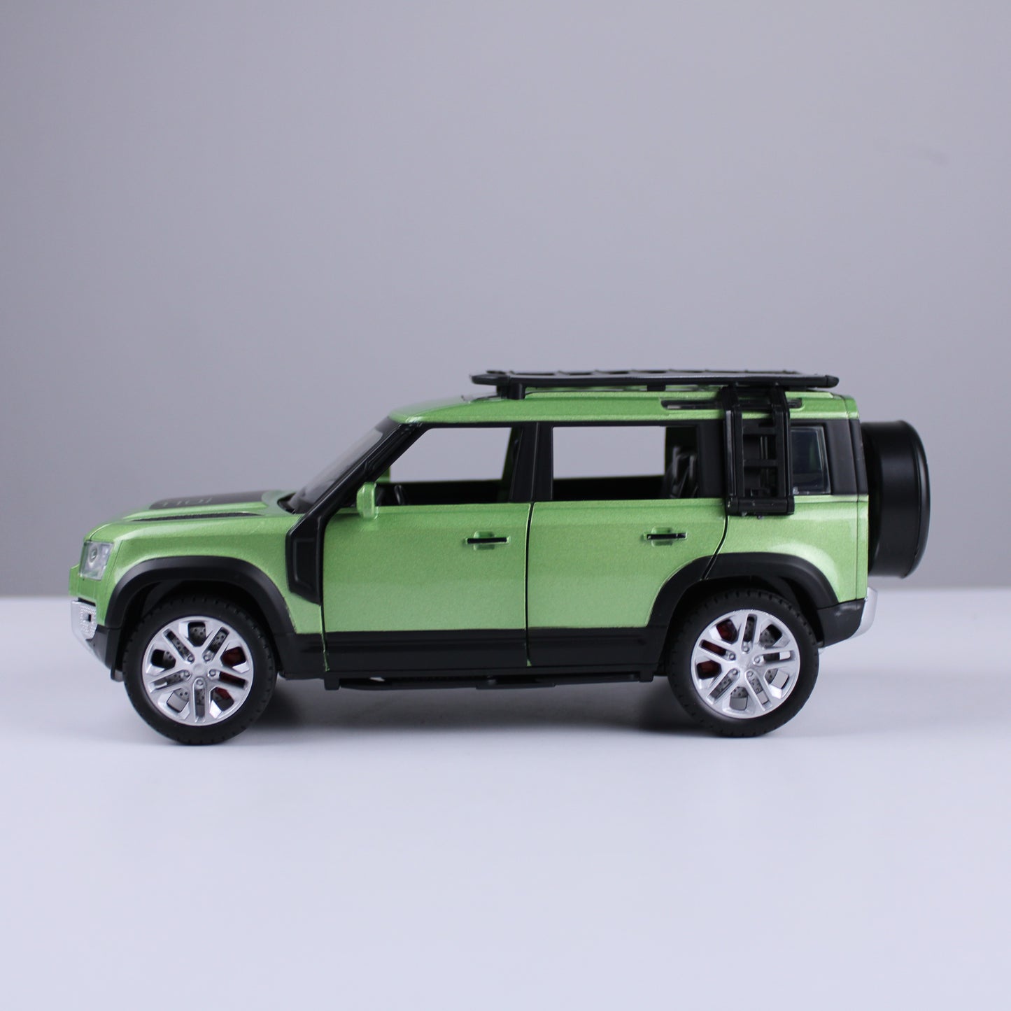 Land Rover Defender Diecast Model – 1:24 Scale