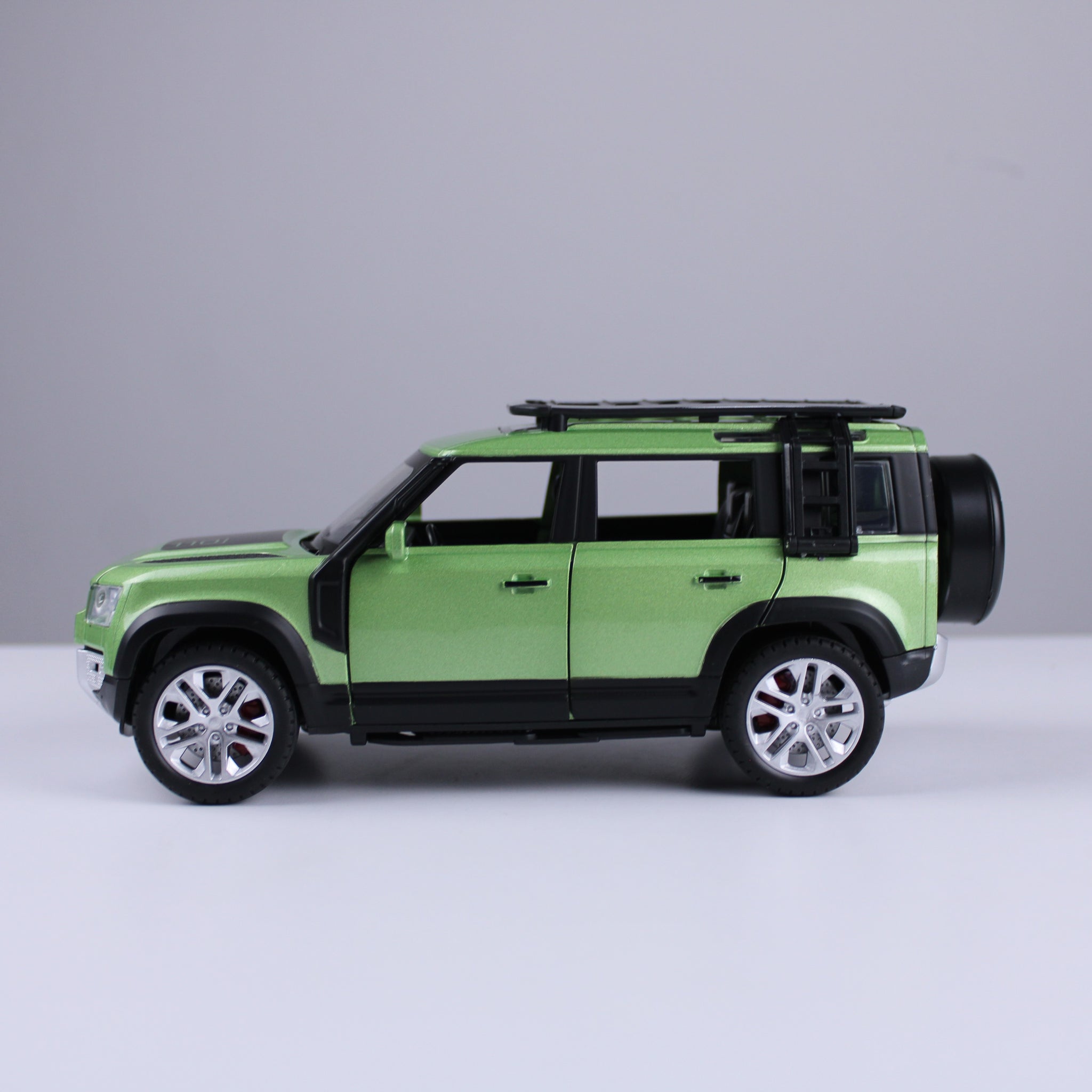 Land Rover Defender Diecast Model – 1:24 Scale
