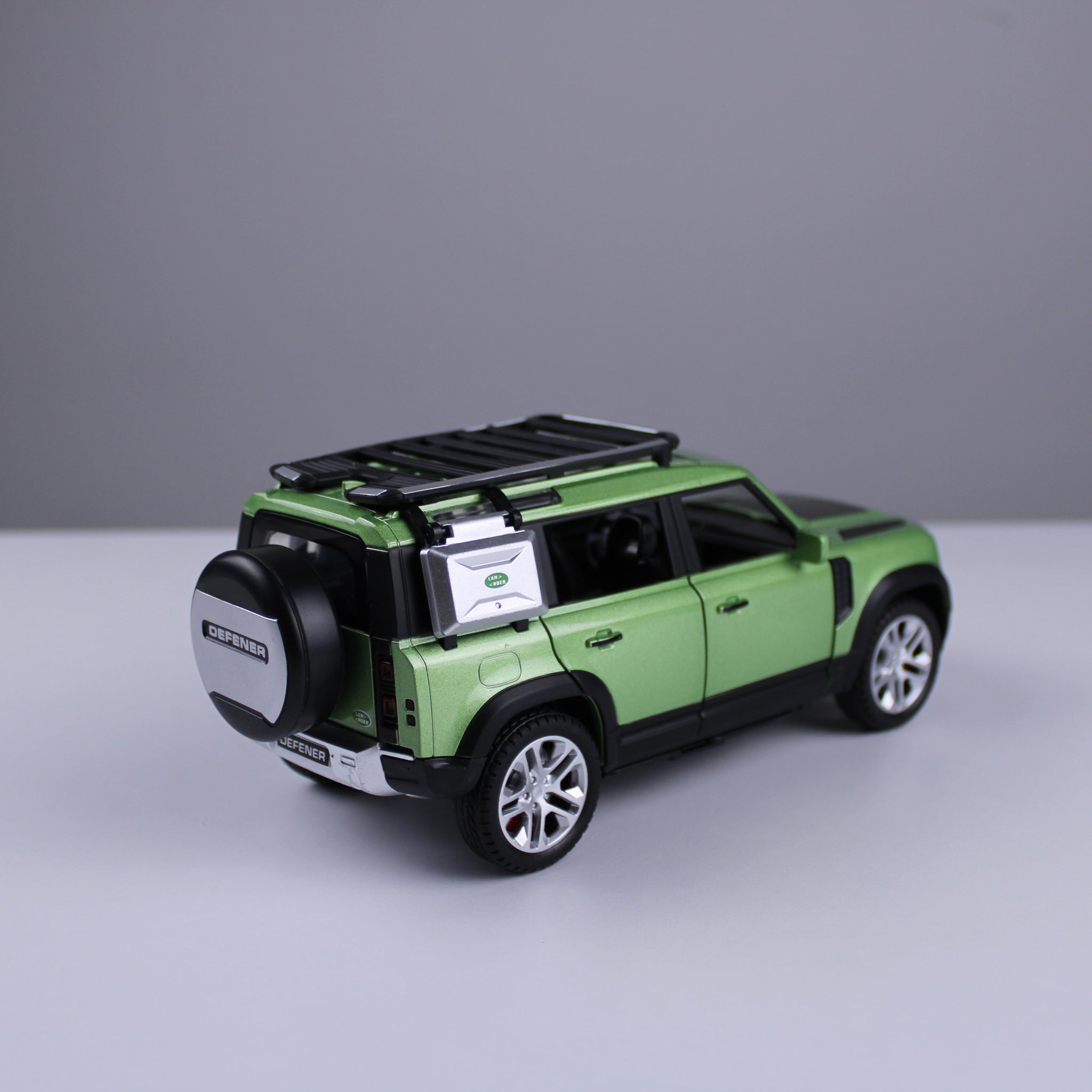 Land Rover Defender Diecast Model – 1:24 Scale
