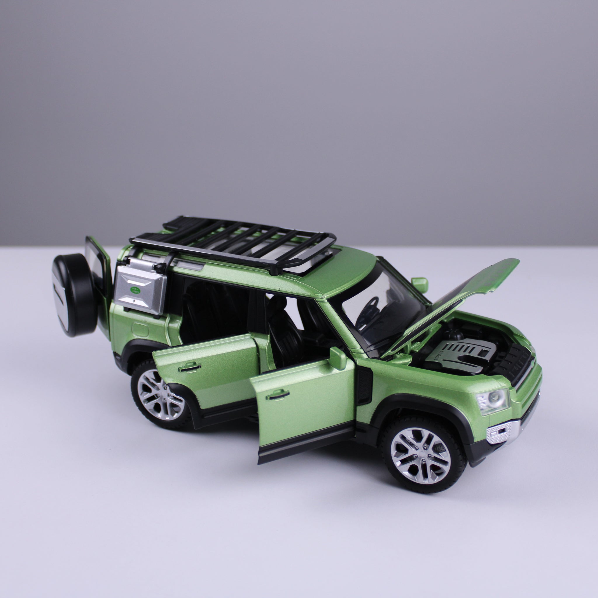 Land Rover Defender Diecast Model – 1:24 Scale