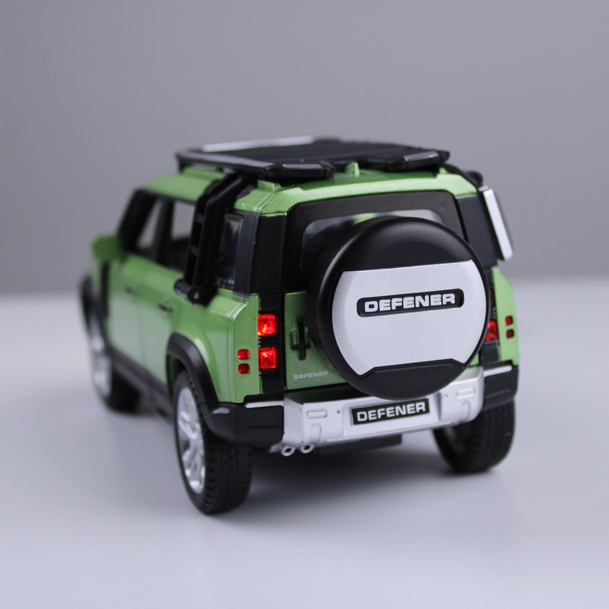 Land Rover Defender Diecast Model – 1:24 Scale