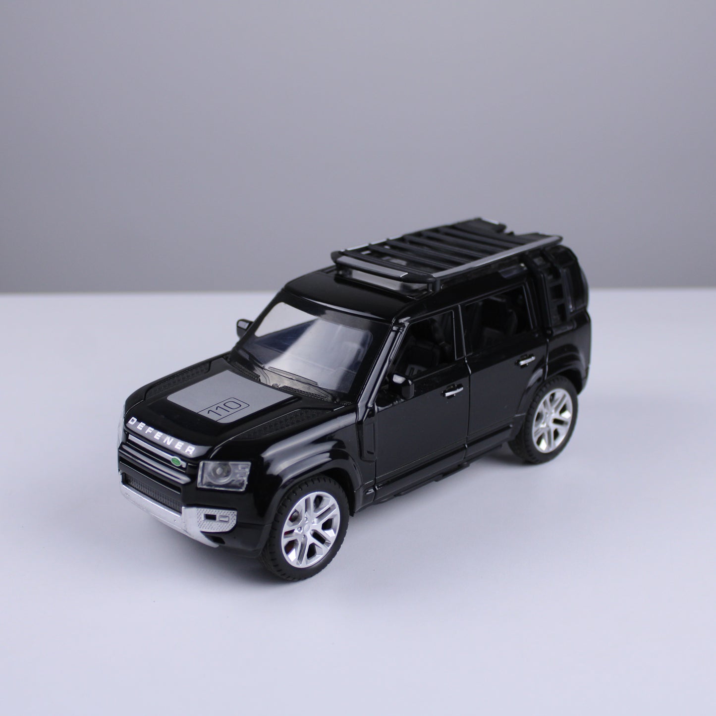 Land Rover Defender Diecast Model – 1:24 Scale