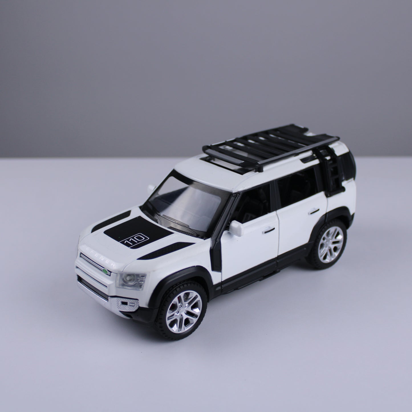 Land Rover Defender Diecast Model – 1:24 Scale