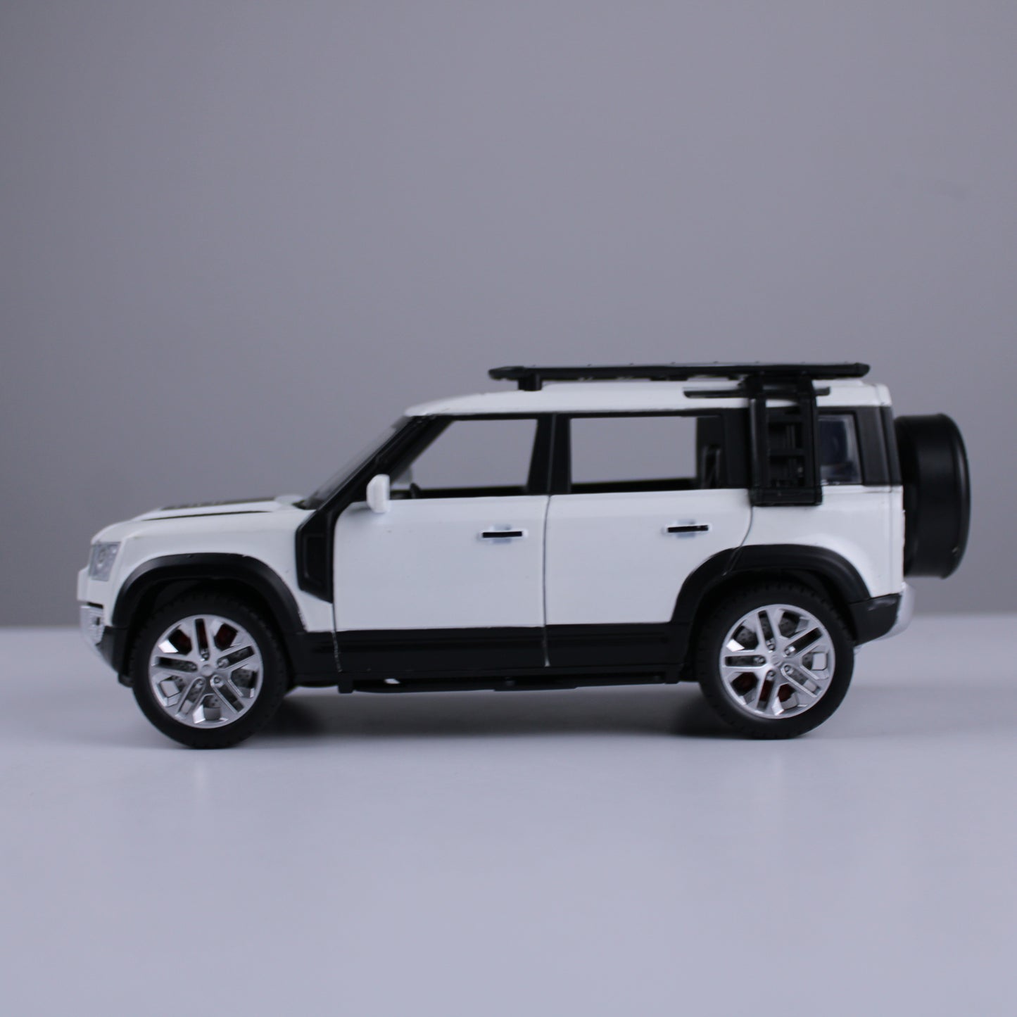 Land Rover Defender Diecast Model – 1:24 Scale