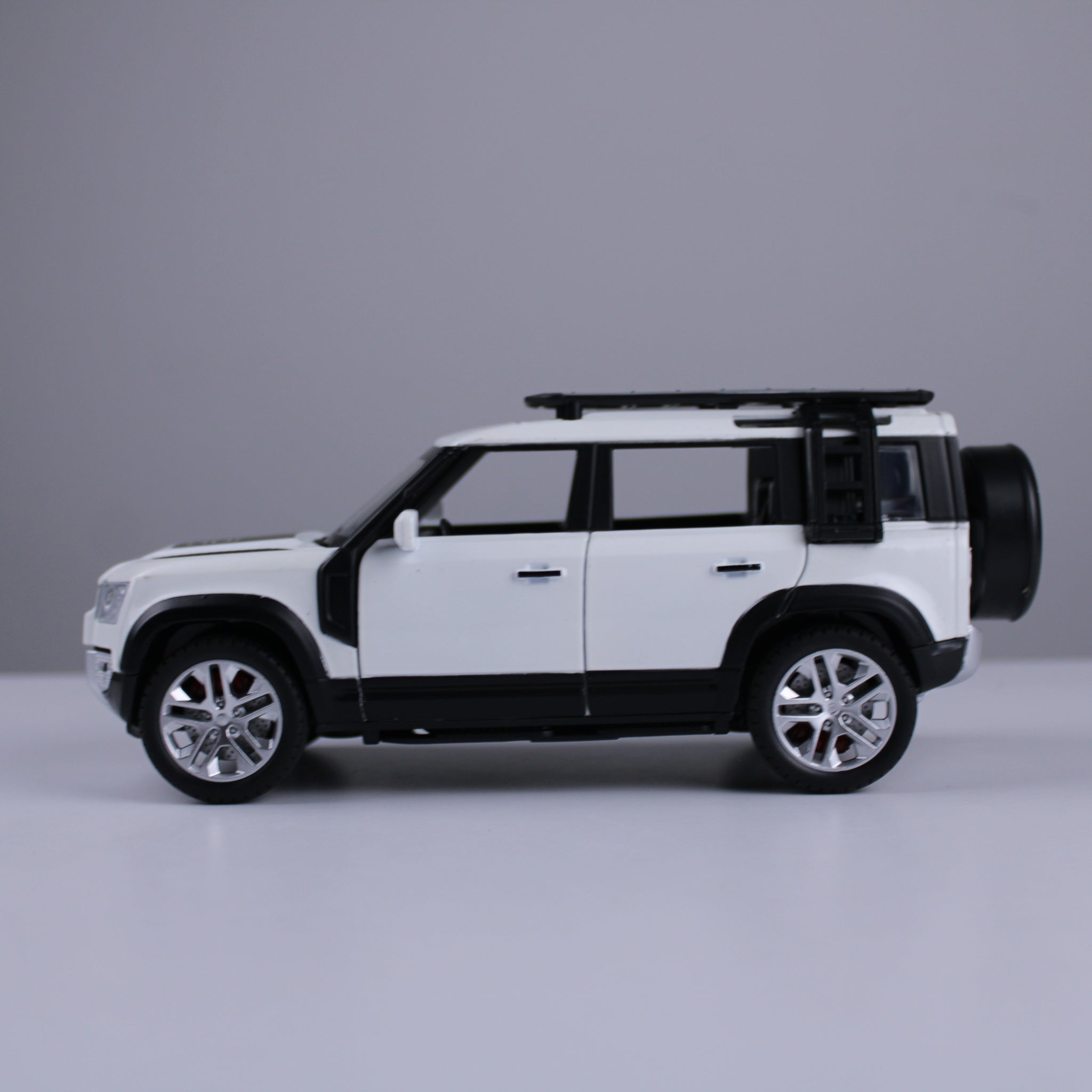 Land Rover Defender Diecast Model – 1:24 Scale