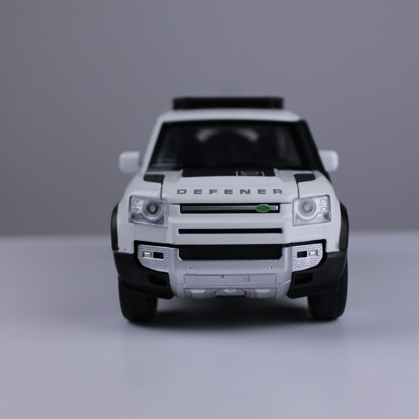 Land Rover Defender Diecast Model – 1:24 Scale