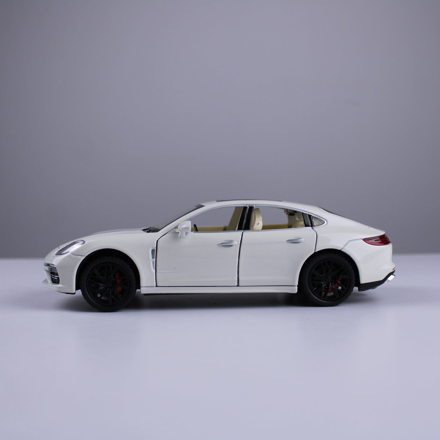 نموذج مصغر من بورش باناميرا - بمقياس 1:24