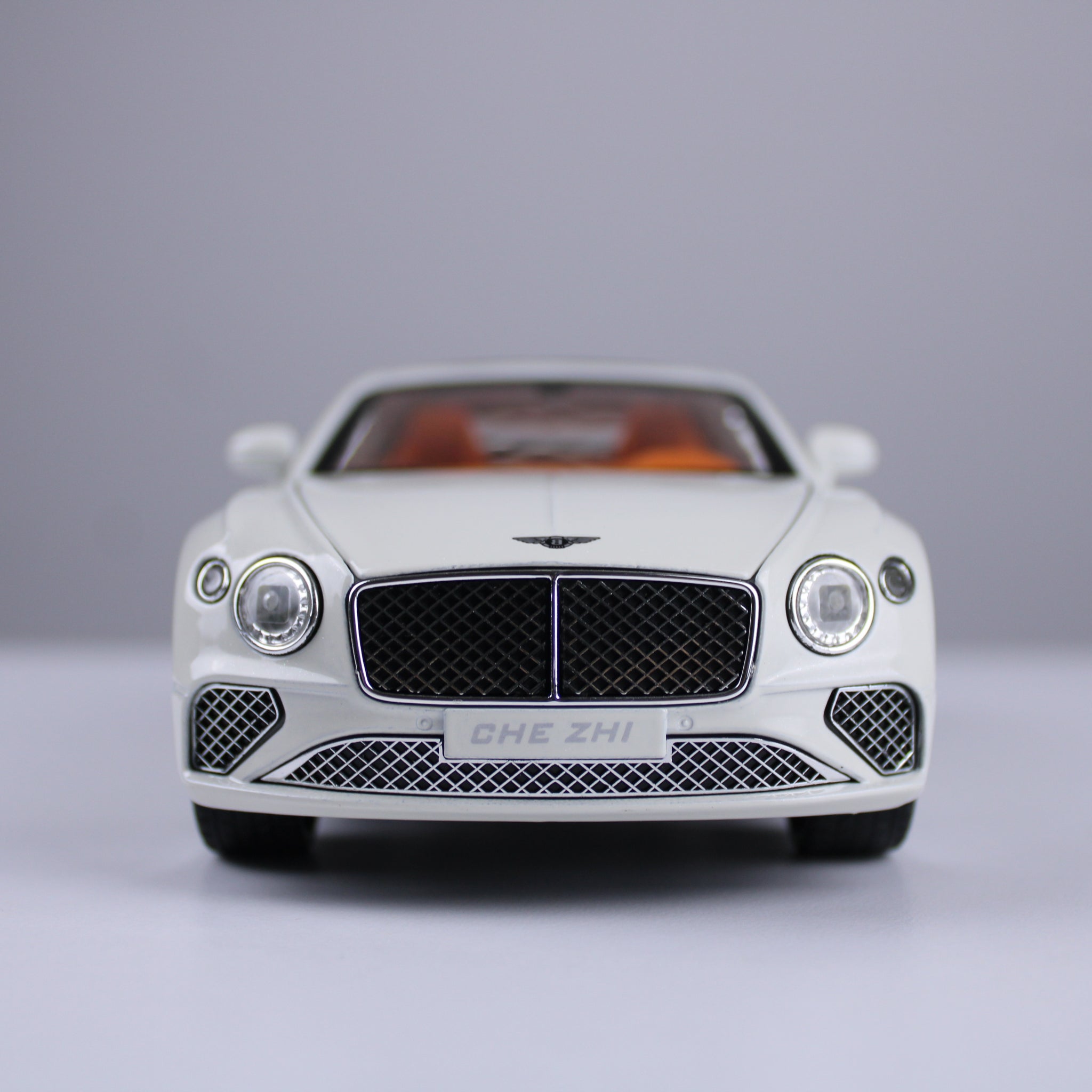 نموذج مصغر من سيارة بنتلي كونتيننتال جي تي - بمقياس 1:24 