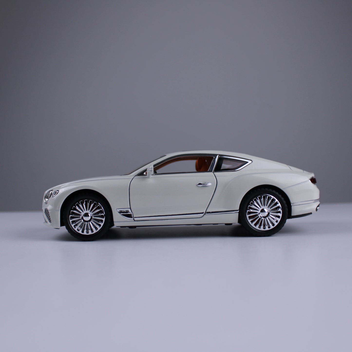نموذج مصغر من سيارة بنتلي كونتيننتال جي تي - بمقياس 1:24 