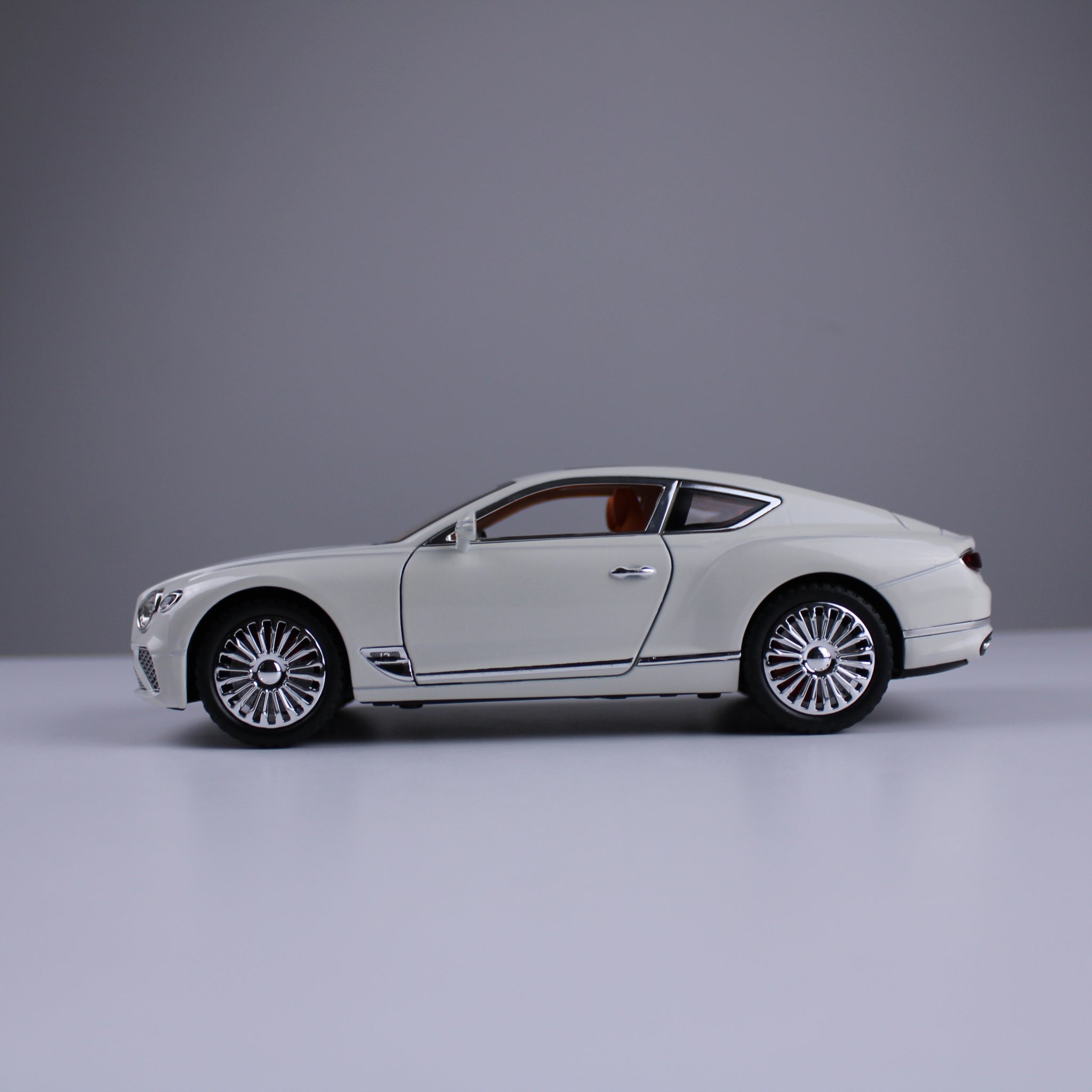 نموذج مصغر من سيارة بنتلي كونتيننتال جي تي - بمقياس 1:24 