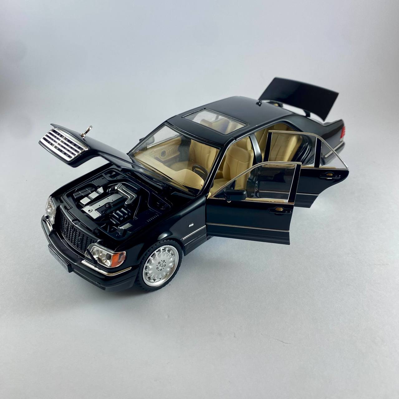 Mercedes-Benz S320 Classic Model Car – 1:24 Scale