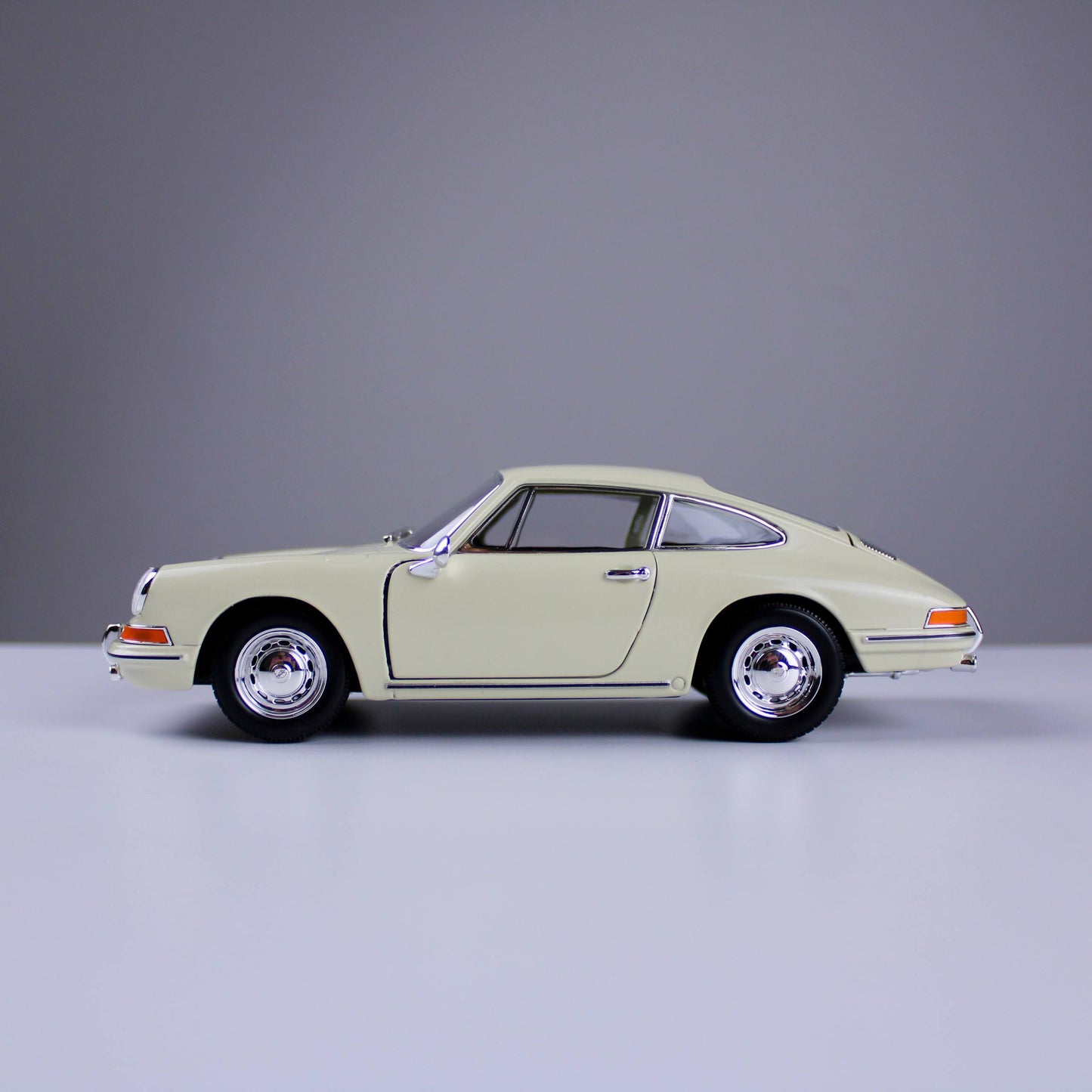 Porsche Classic 1964 Die-Cast Model Car – Cream Color